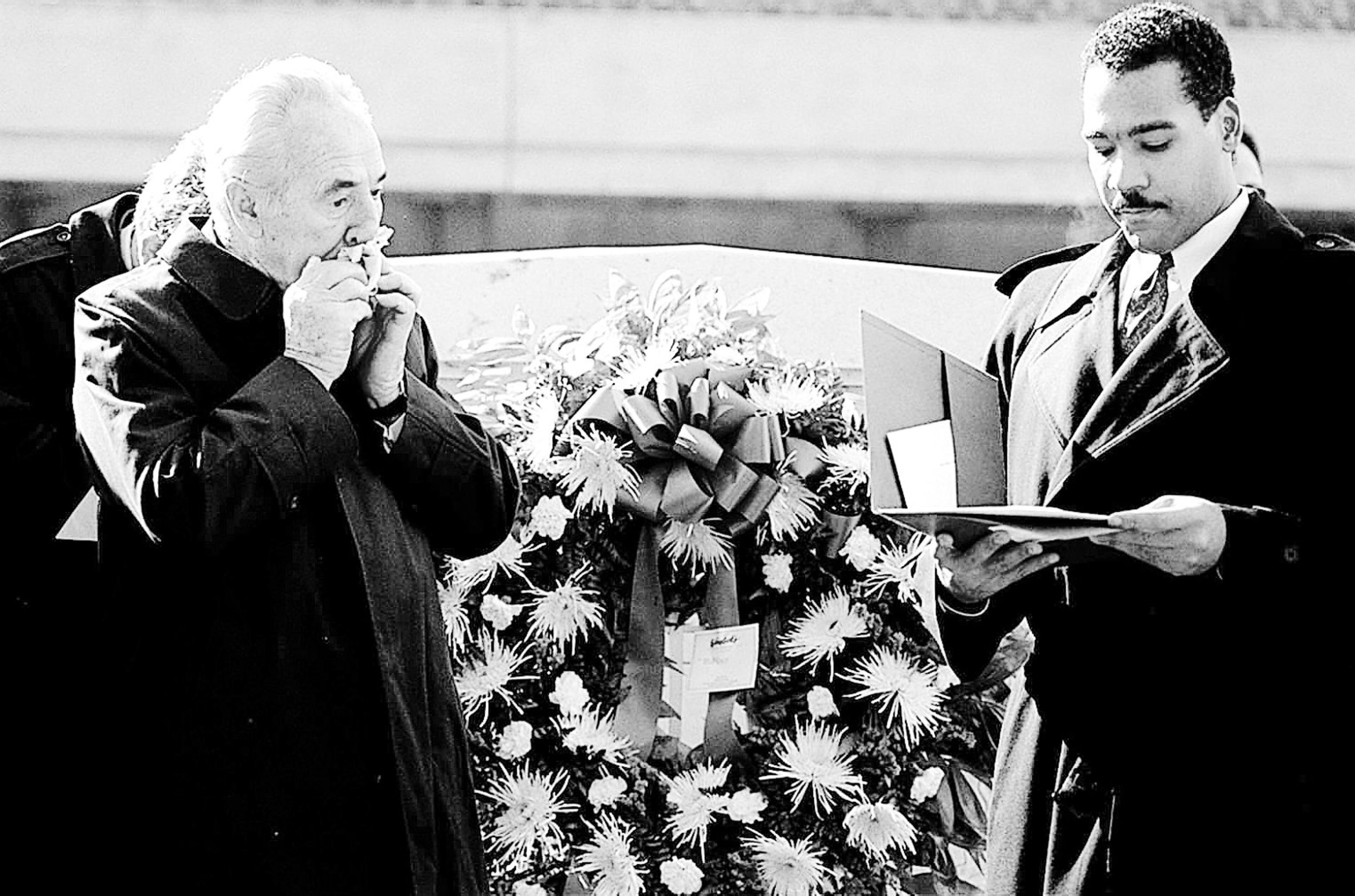 Israeli Foreign Minister Shimon Peres (left) with Dexter King during a visit to Atlanta in 1995. Peres laid a wreath at the Martin Luther King Jr.'s tomb. (David Tulis / AJC File)