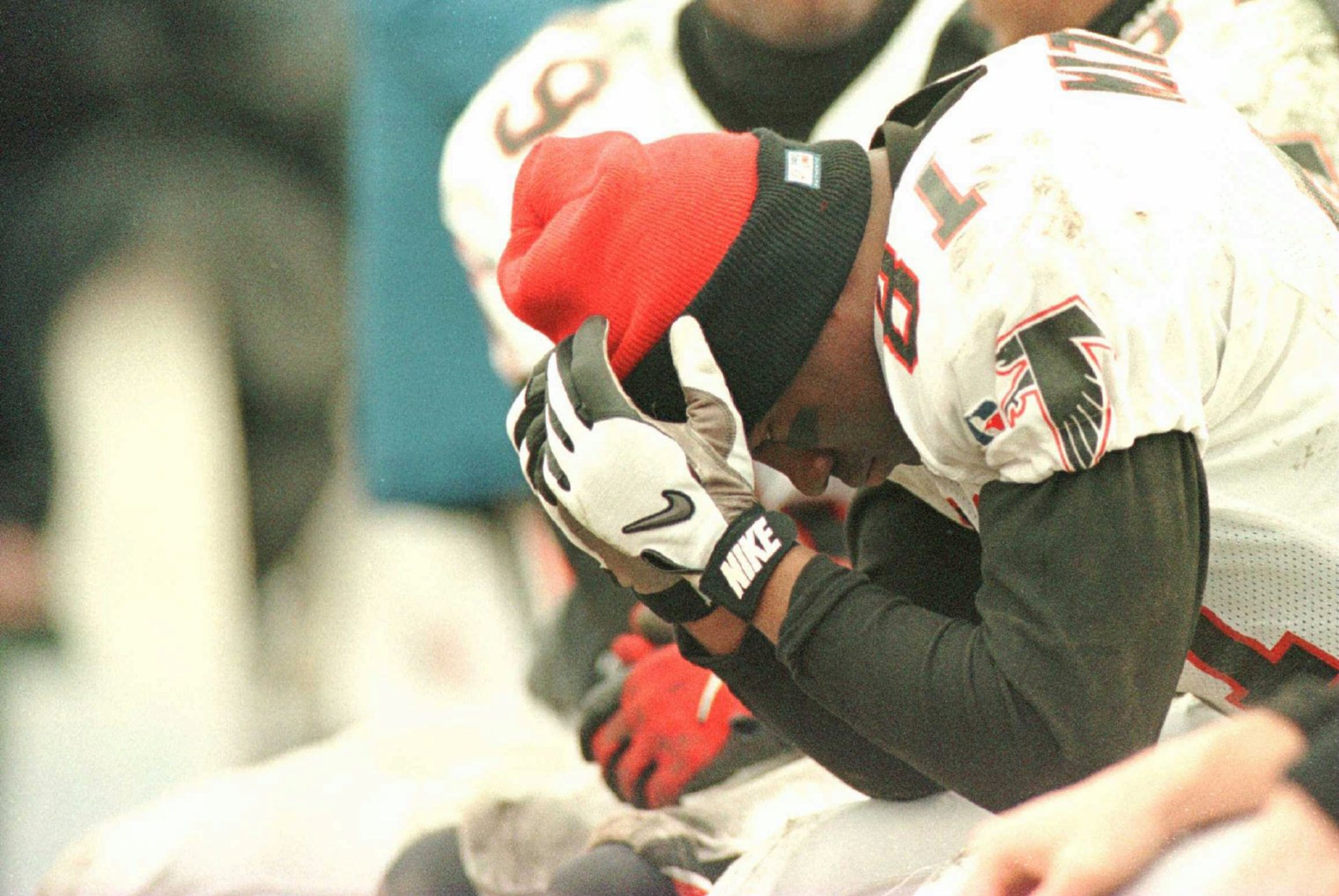 31 DEC 1995: WIDE RCEIVER TERANCE MATHIS #81 OF THE ATLANTA FALCONS HOLDS HIS HEAD IN DEFEAT IN THE FOURTH QUARTER OF THE FALCONS 37-20 NFC WILD CARD LOSS TO THE GREEN BAY PACKERS AT LAMBEAU FIELD IN GREEN BAY, WISCONSIN. Mandatory Credit: Jed Jacobson/ALLSPORT