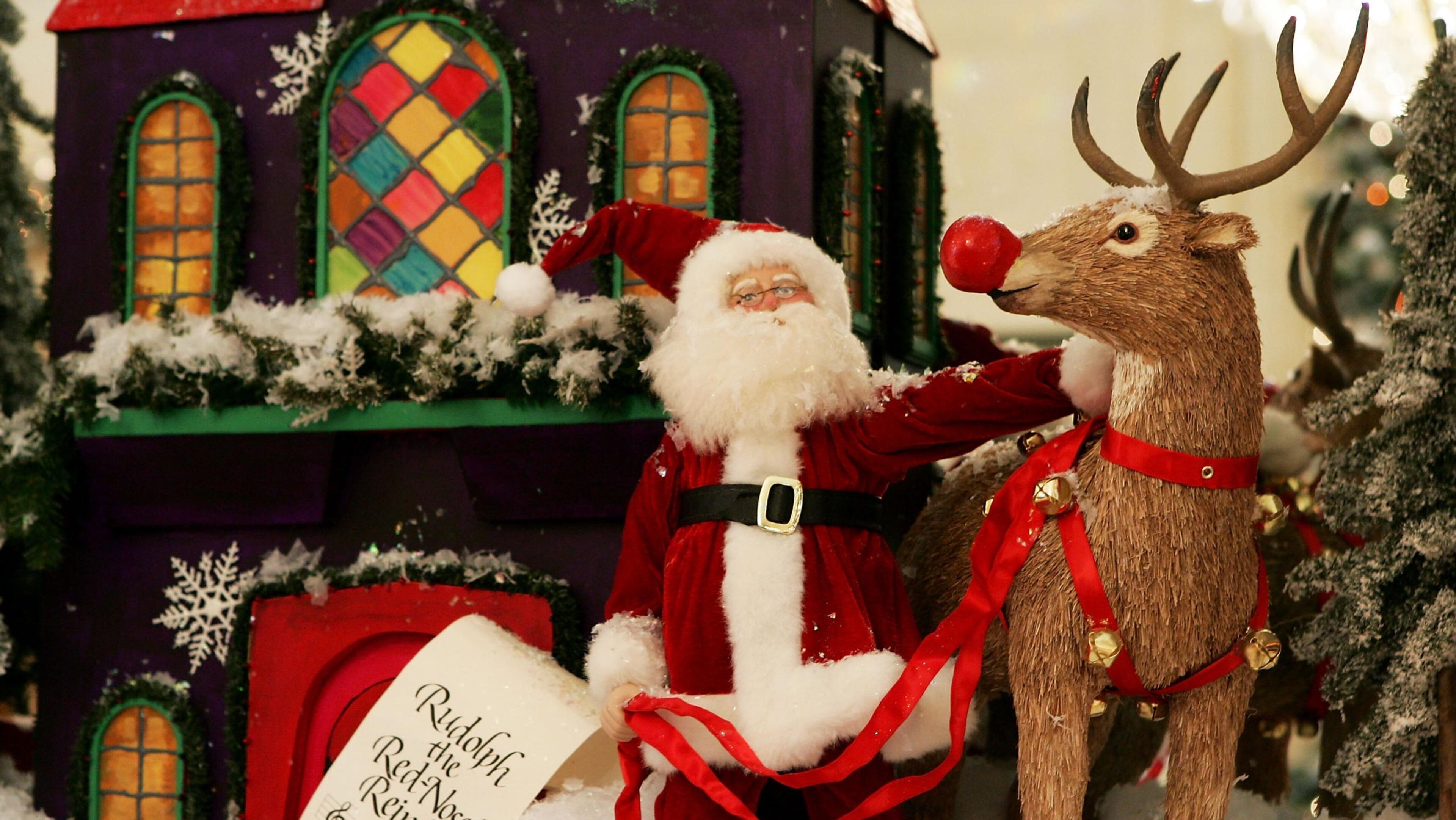 WASHINGTON - DECEMBER 2: Christmas decorations are seen in the East Room during a press preview of the White House Christmas decorations December 2, 2004 in Washington, DC. The White House 2004 holiday theme is, "A Season of Merriment and Melody." (Photo by Alex Wong/Getty Images)