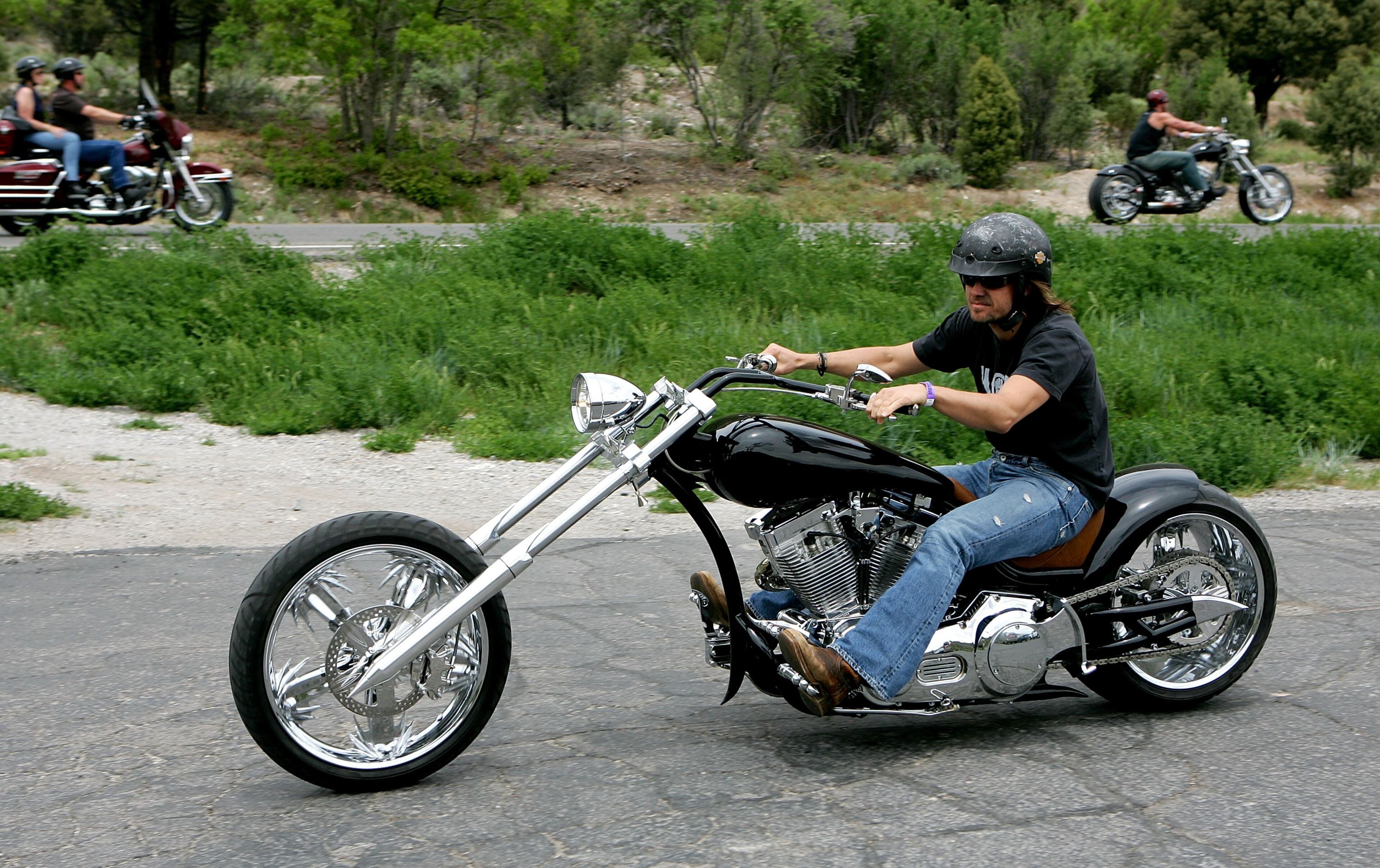 LAS VEGAS - MAY 21: Country music singer Keith Urban participates in the third annual Academy of Country Music celebrity motorcycle ride starting at Las Vegas Harley-Davison on May 21, 2006 in Las Vegas, Nevada. This motorcycle trip through the Nevada desert will also benefit the Academy of Country Music Charitable Foundation. (Photo by Ethan Miller/Getty Images)