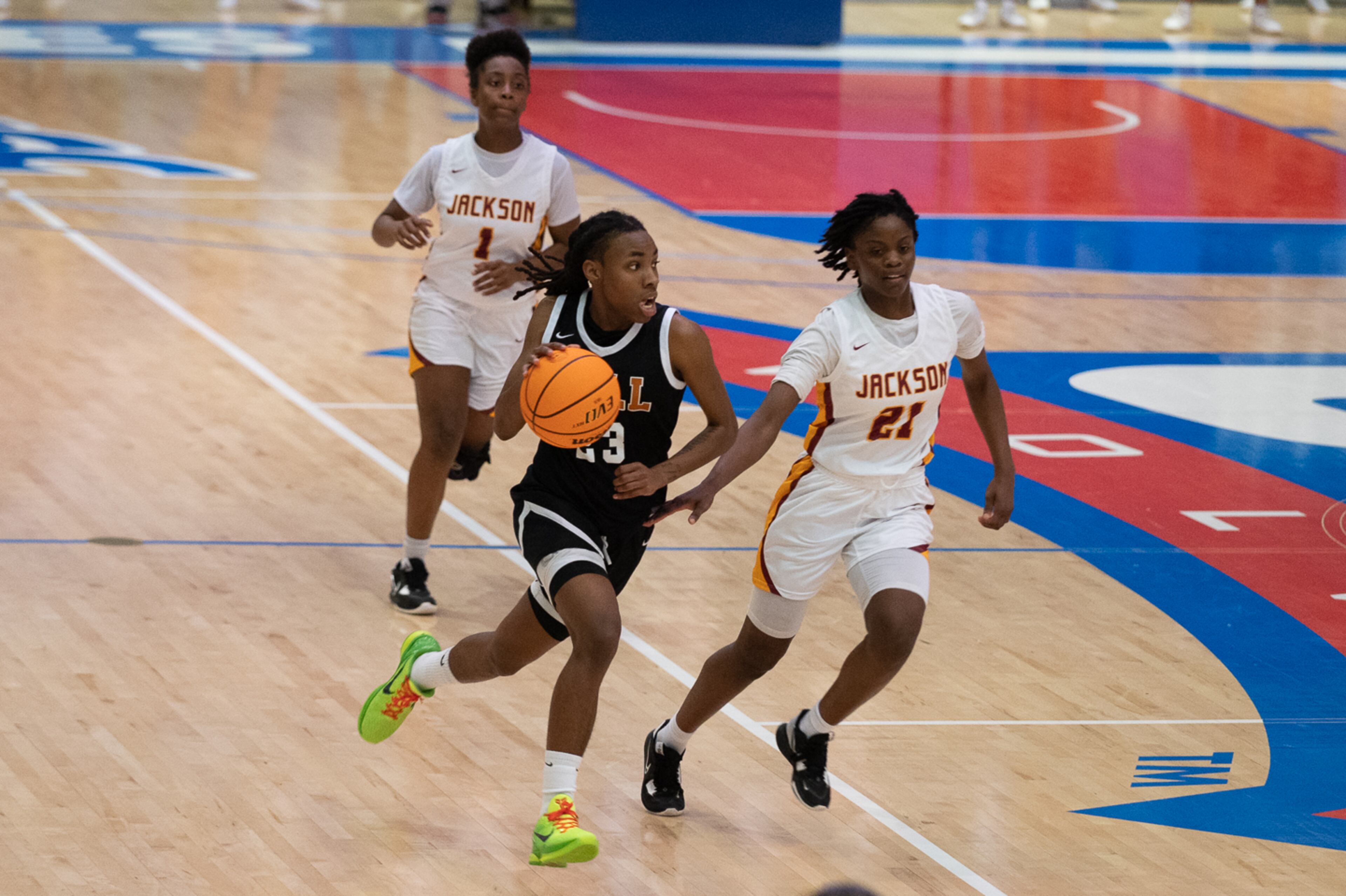 Kell's Jamiah Gregory takes the ball down court. Jamie Spaar for the Atlanta Journal-Constitution