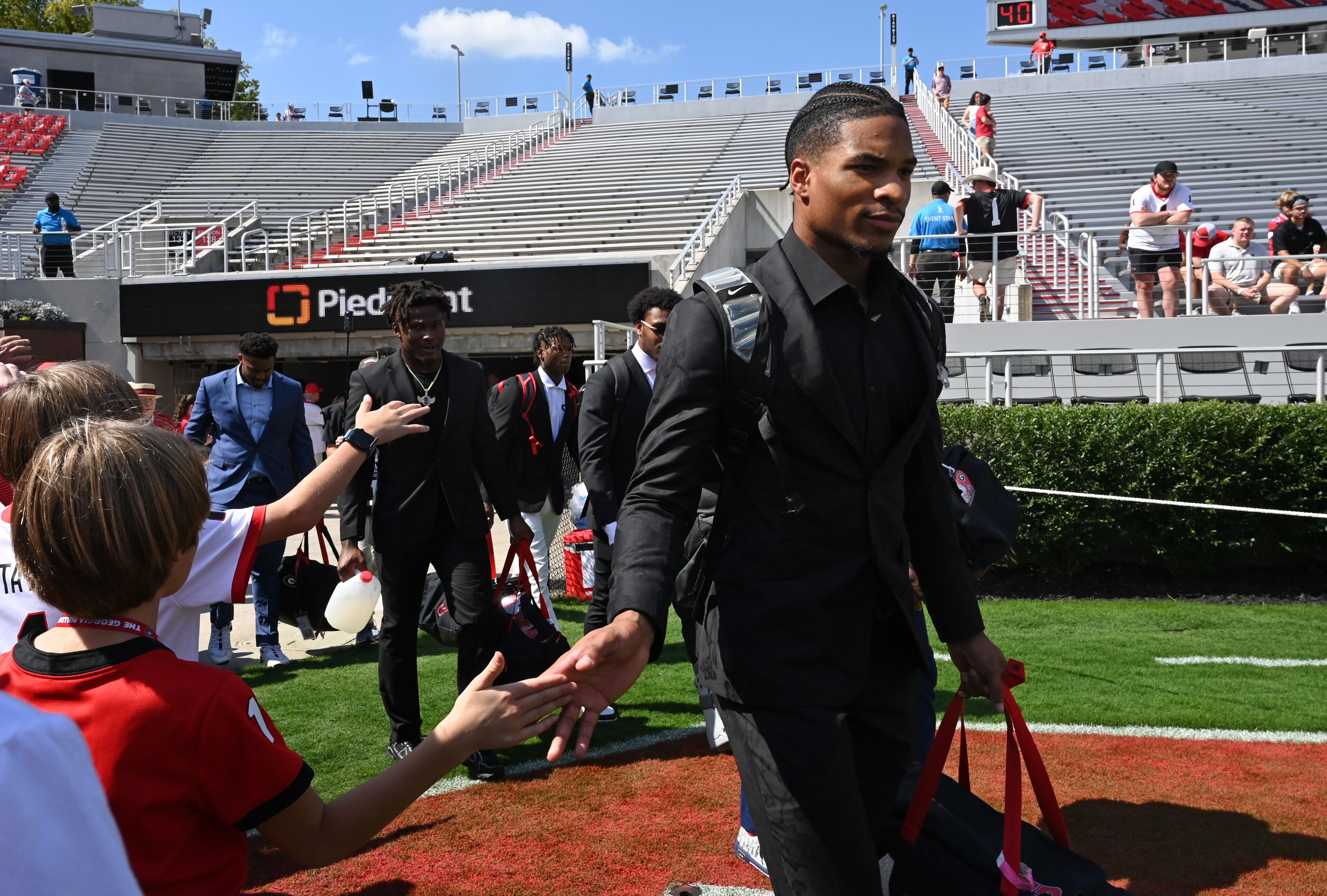 Georgia players and staff arrive. (Hyosub Shin / AJC)
