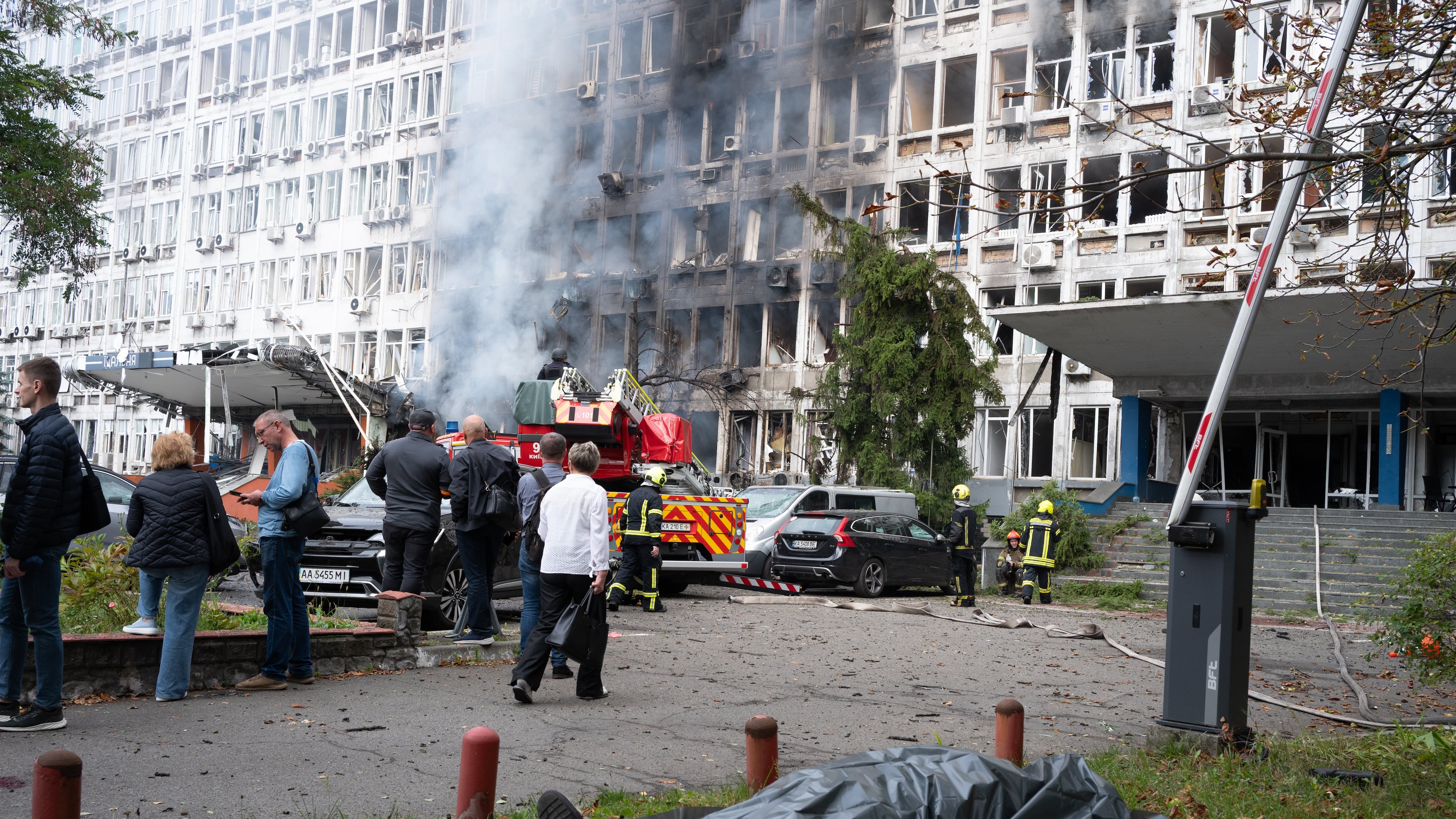 The body of a victim lies on the ground following a Russian drone strike in Kyiv, Ukraine, Wednesday, Sept. 23, 2026. (AP Photo/Danylo Antoniuk)