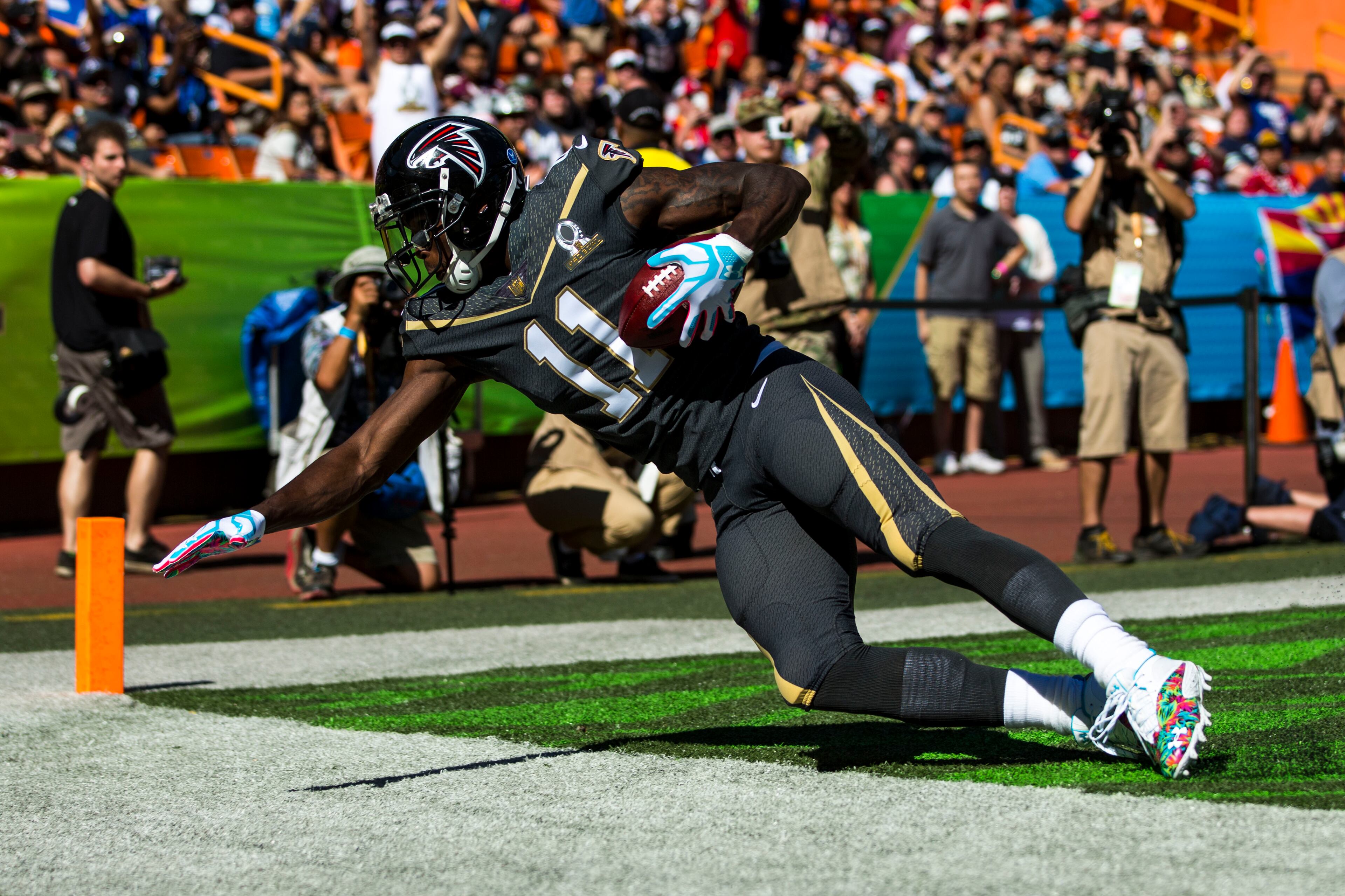 HONOLULU, HI - SUNDAY, JANUARY 31: Team Irvin wide receiver Julio Jones #11 of the Atlanta Falcons dives after catching a touchdown pass from quarterback Russell Wilson of the Seattle Seahawks during the first half of the 2016 NFL Pro Bowl at Aloha Stadium on January 31, 2016 in Honolulu, Hawaii. (Photo by Kent Nishimura/Getty Images)