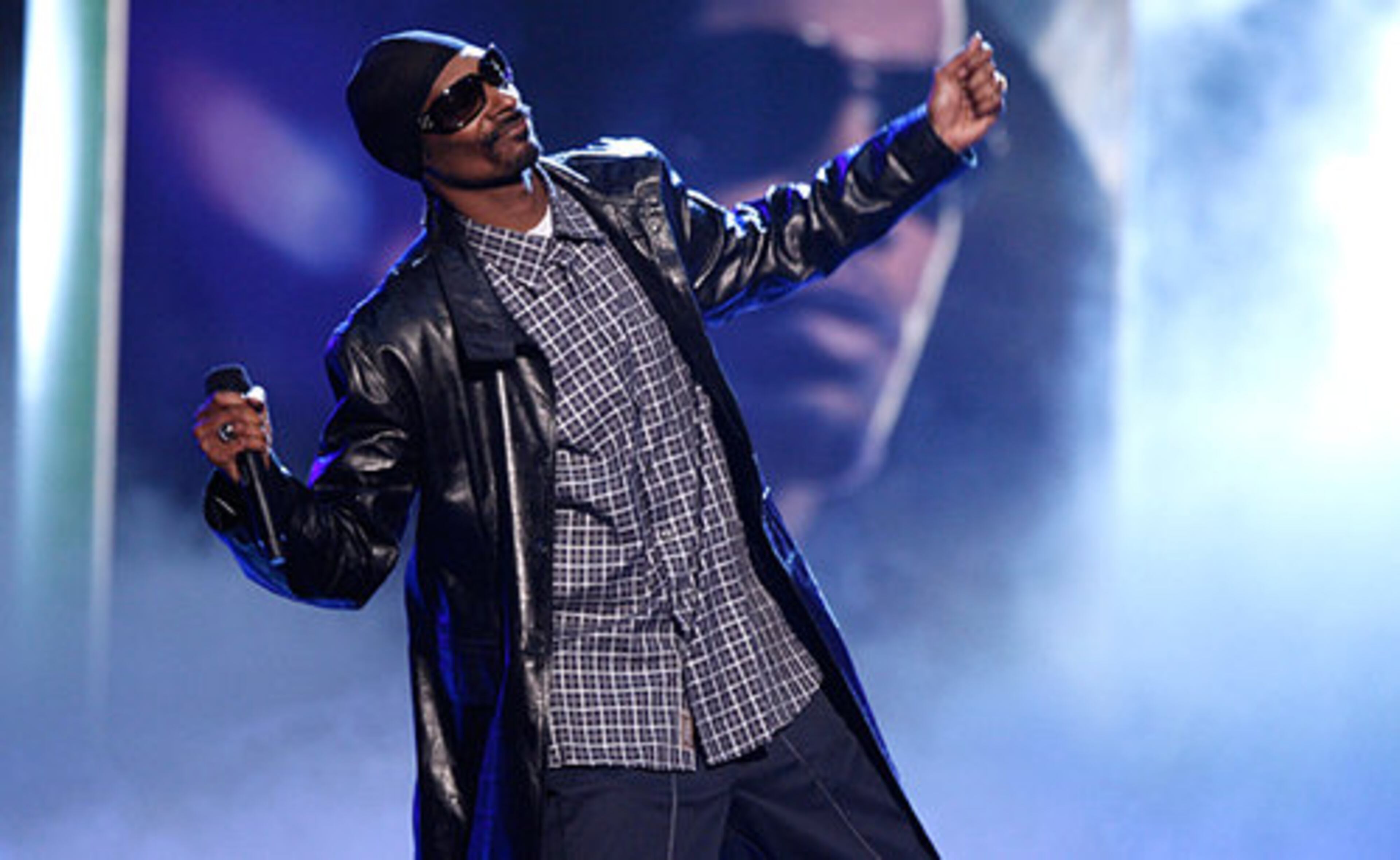 Rapper Snoop Dogg performs onstage with Jamie Foxx and T- Pain.