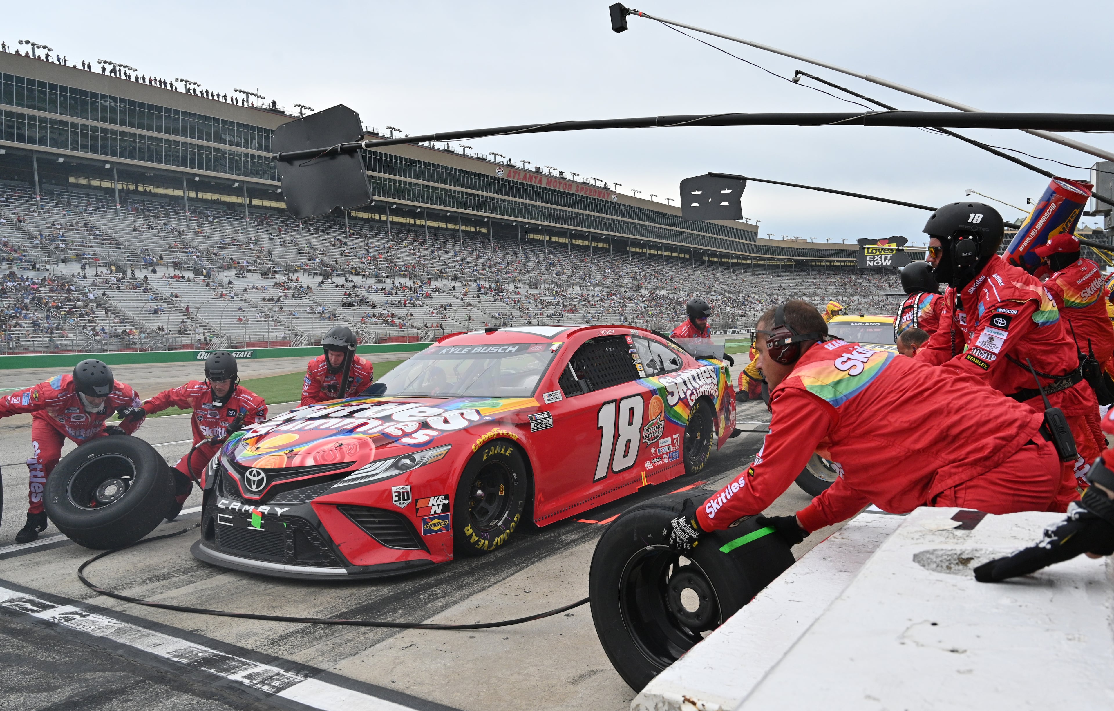 The pit crew for Kyle Busch (18) services the car in a stop during the Quaker State 400 presented by Walmart Sunday, July 11, 2021, at Atlanta Motor Speedway in Hampton. (Hyosub Shin / Hyosub.Shin@ajc.com)