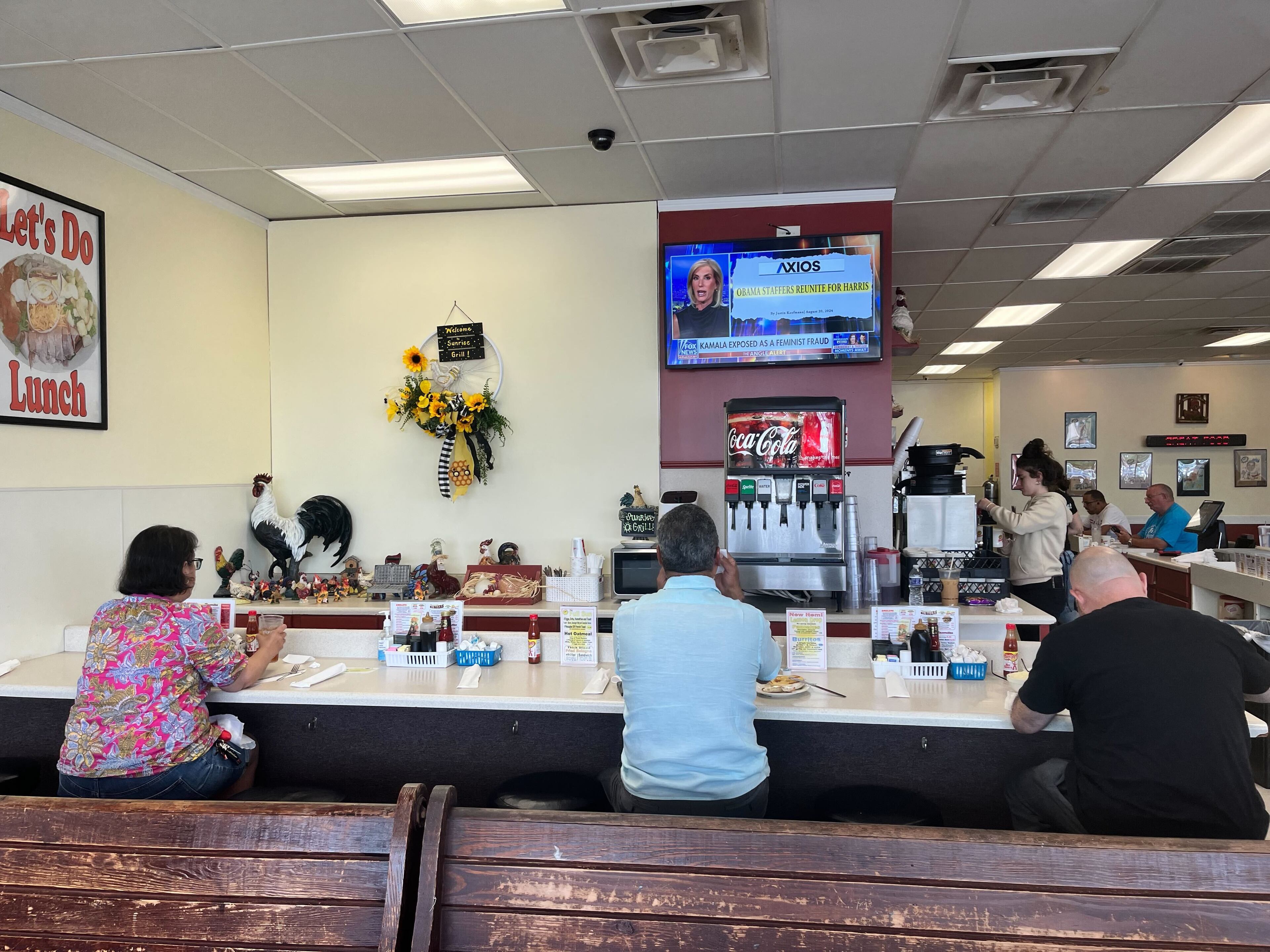 Sunrise Grill in Augusta features a wraparound counter and barnyard-themed decor. (Yvonne Zusel/yvonne.zusel@ajc.com)
