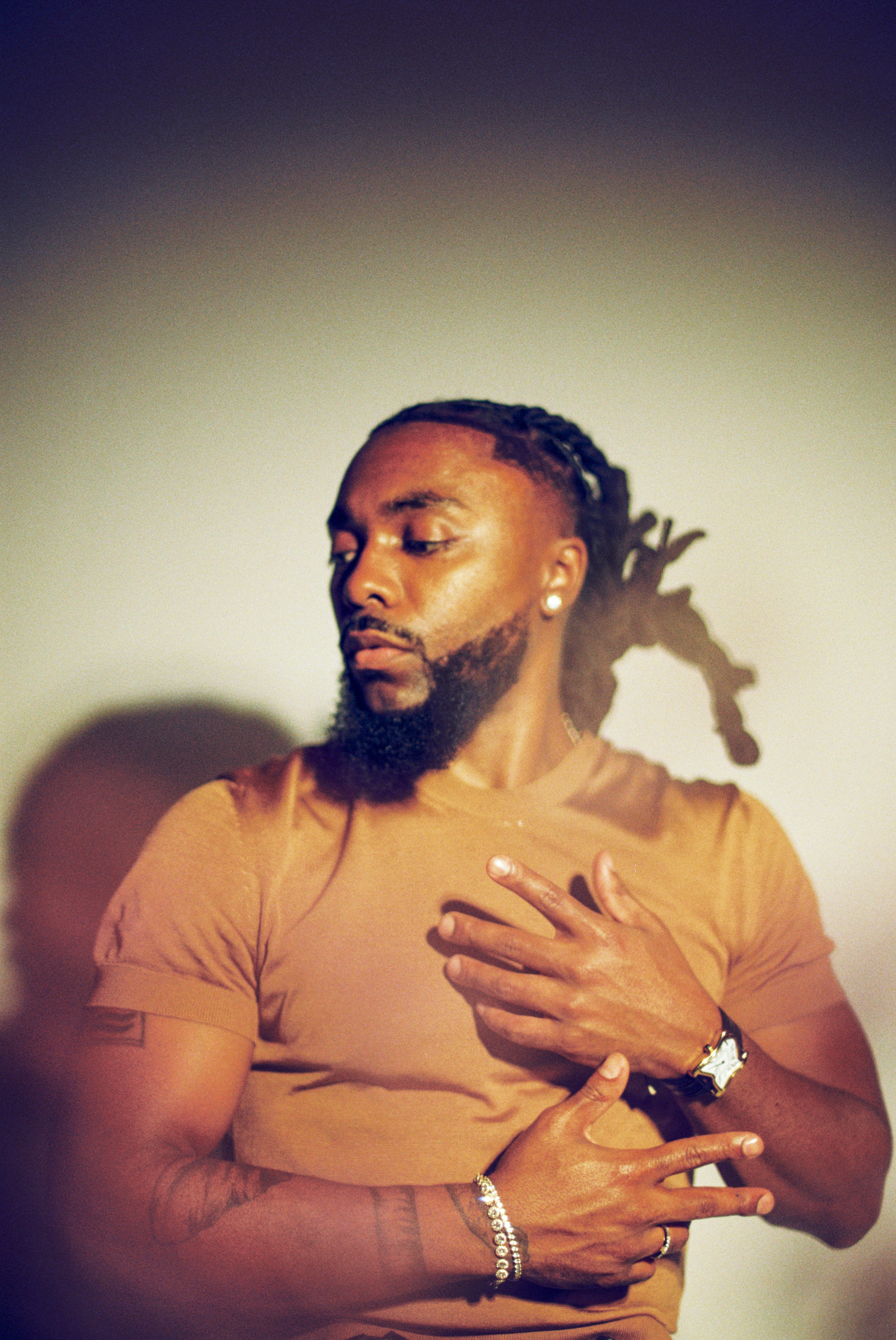 As a child, Johnny Venus sang the melodies on albums like Usher's "Confessions" or Erykah Badu's "Mama's Gun" before deciding to be a rapper. (Photo: Rafael Avcioglu)