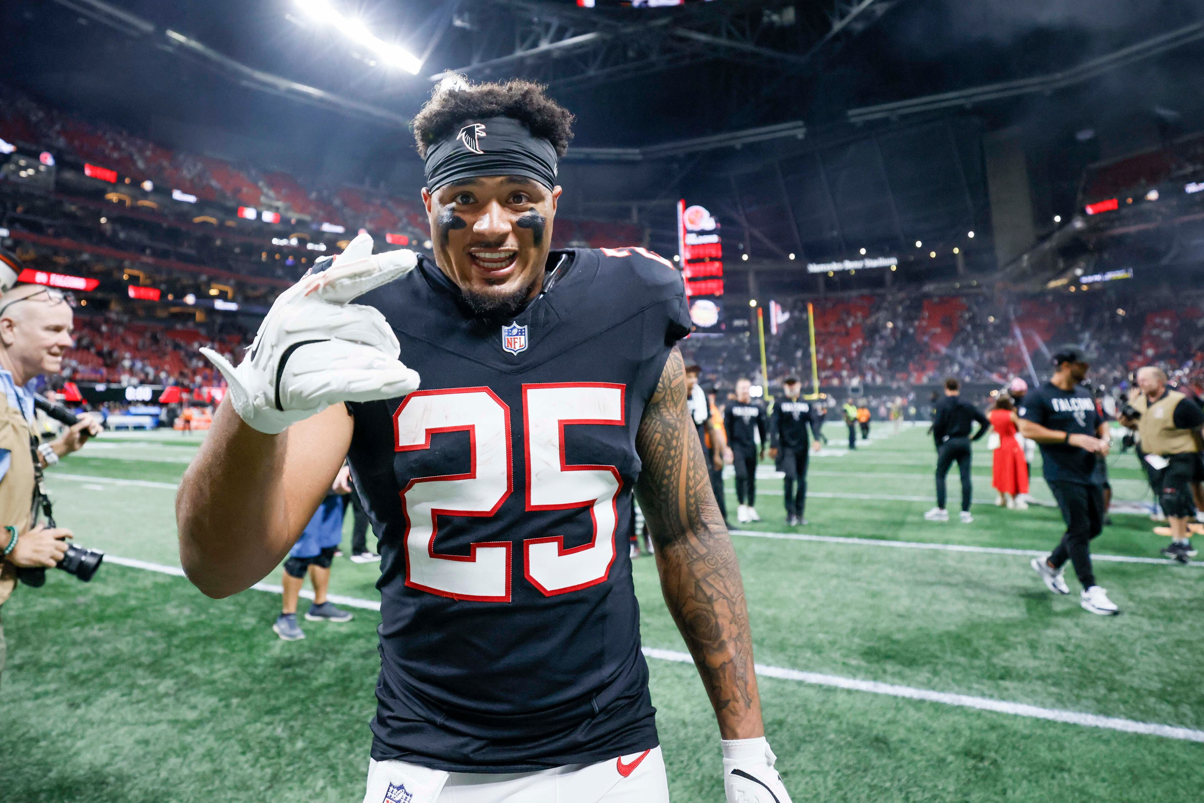 Atlanta Falcons running back Tyler Allgeier (25) reacts after his team his team defeated the Buffalo Bills 24-14 at Mercedes-Benz Stadium in Atlanta on Monday, October 13, 2025. (Miguel Martinez/ AJC)
