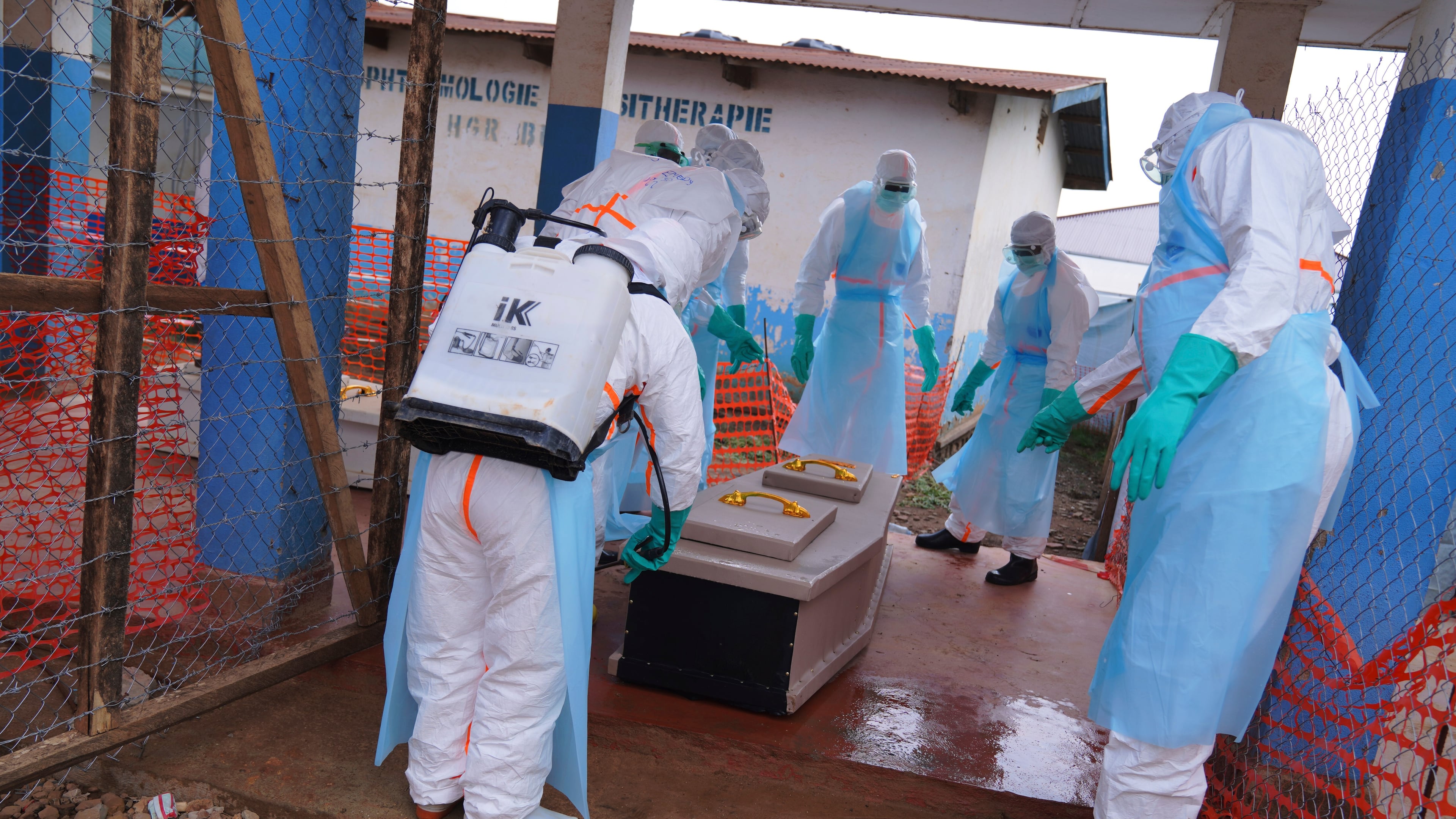Profissionais de saúde desinfetam o caixão de uma vítima de ebola no Centro de Tratamento de Ebola do Hospital Geral de Bunia, em Ituri, Congo, quarta-feira, 22 de julho de 2026. (Foto AP/Dirole Lotsima Dieudonne)