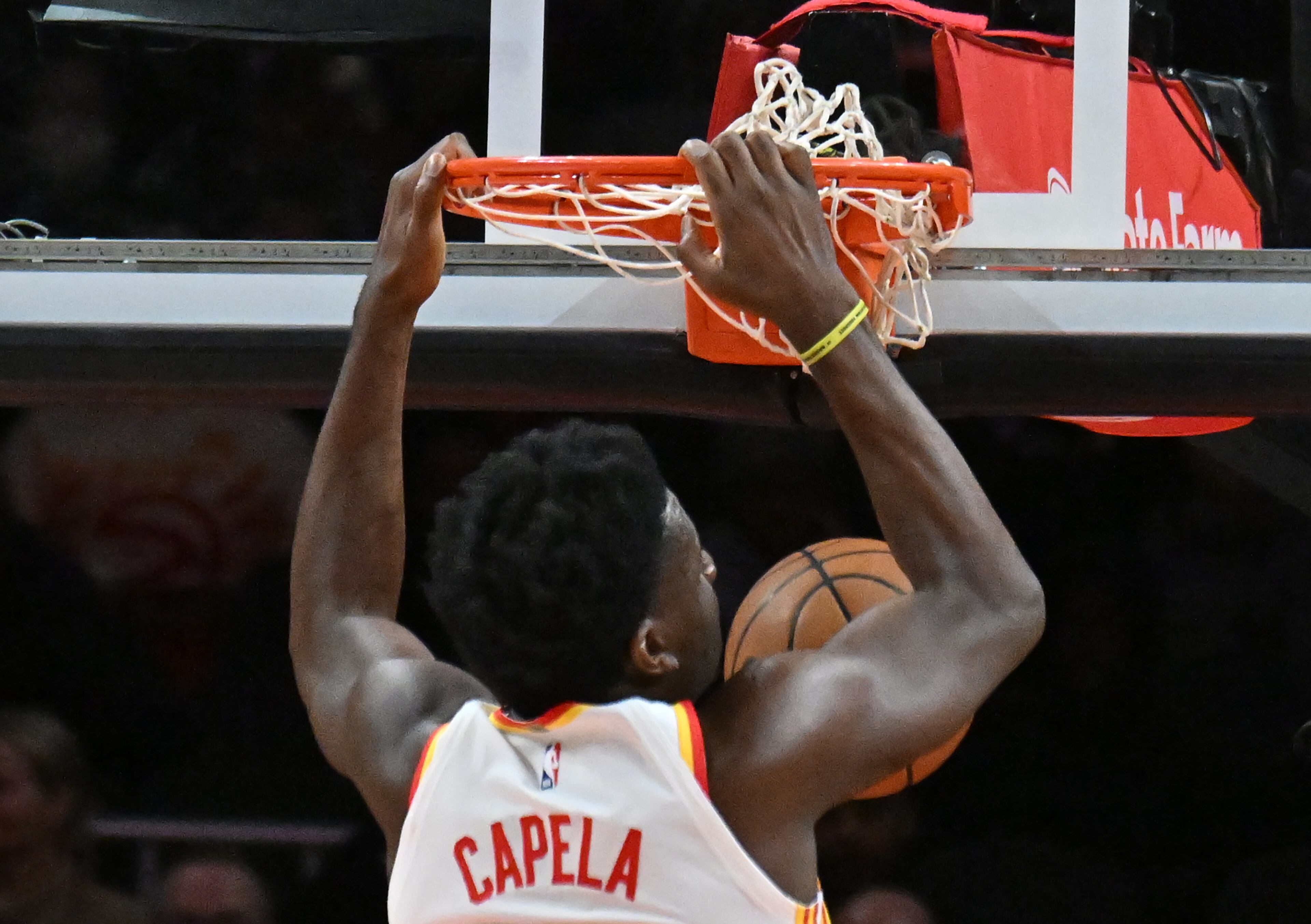 Atlanta Hawks center Clint Capela (15) dunks against the Memphis Grizzlies during the first half in an NBA basketball game at State Farm Arena, Saturday, December 21, 2024, in Atlanta. (Hyosub Shin / AJC)