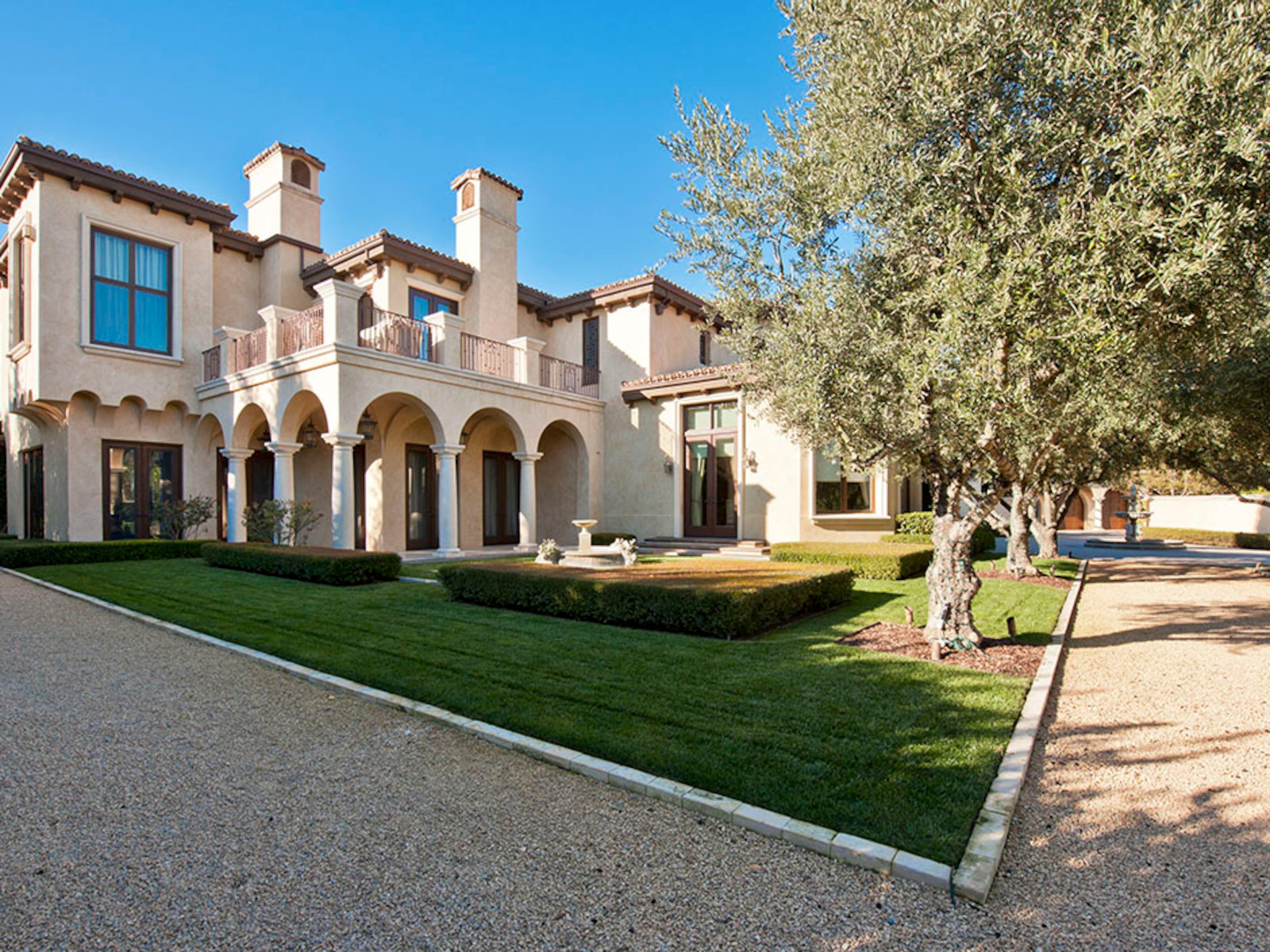 Former San Francisco Giants left fielder Barry Bonds is selling his 17,100-square-foot Beverly Park, Los Angeles, estate for $25 million. According to the listing by The Agency, the home has seven bedrooms, 13 baths, a 12-seat theater, a jacuzzi, a pool, an outdoor kitchen and a 2,100-square-foot sports court. For more details, visit http://www.toptenrealestatedeals.com/homes/weekly-ten-best-home-deals/2013/4-2-2013/.