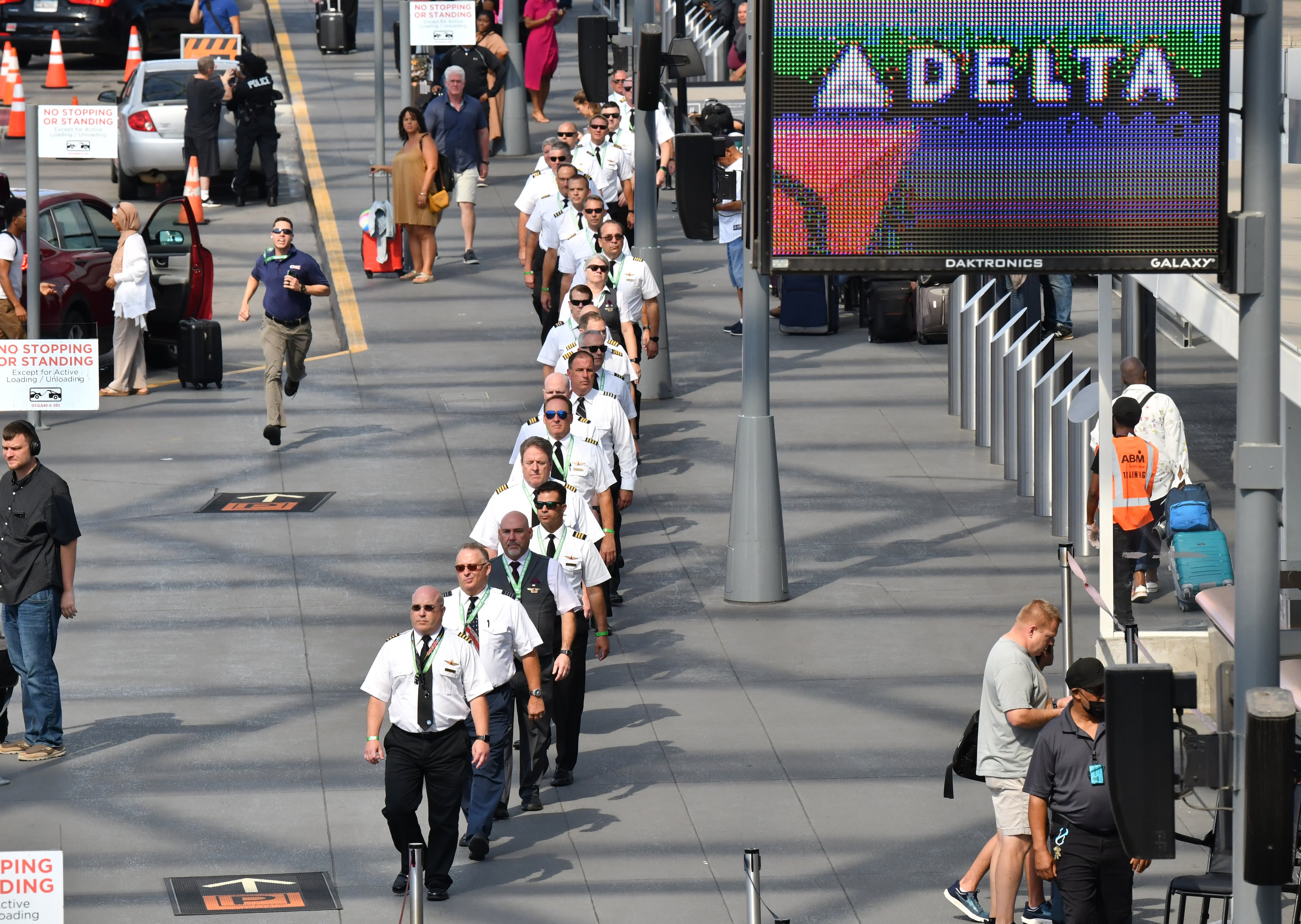 September 1, 2022 Atlanta - Delta pilots conduct informational picketing at the south terminal at Hartsfield-Jackson Atlanta International Airport ahead of the busy Labor Day travel weekend as they push for a new labor contract on Thursday, September 1, 2022. (Hyosub Shin / Hyosub.Shin@ajc.com)