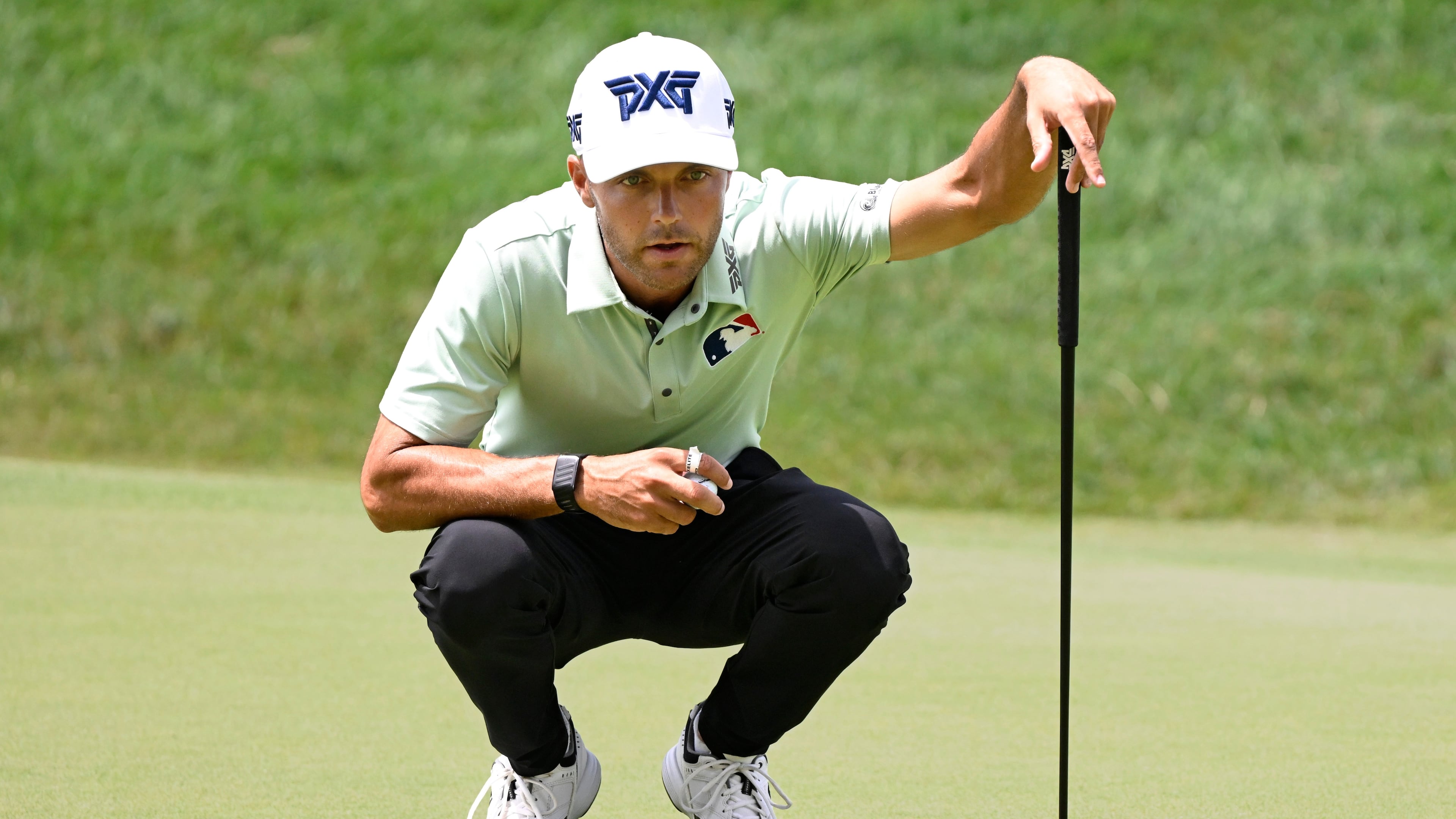 Eric Cole lines up his putt on the 18th green during the first round of the Travelers Championship golf tournament at TPC River Highlands, Thursday, June 25, 2026, in Cromwell, Conn. (AP Photo/Jessica Hill)