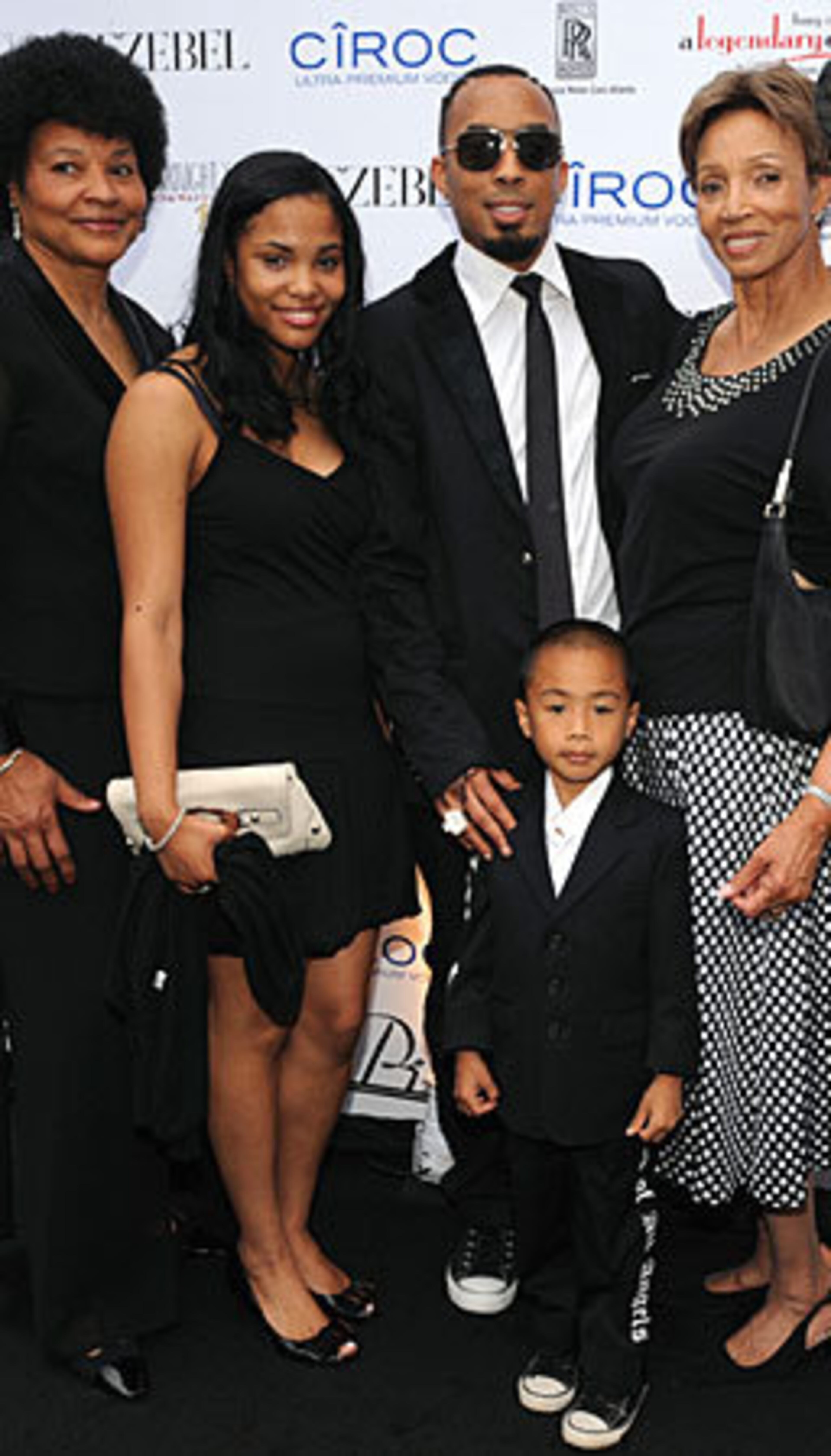 Pausing to pose for a family portrait of sorts: Dallas Austin with his Aunt Claire, niece Ashley, mom Beth, and, in front, Austin's son.