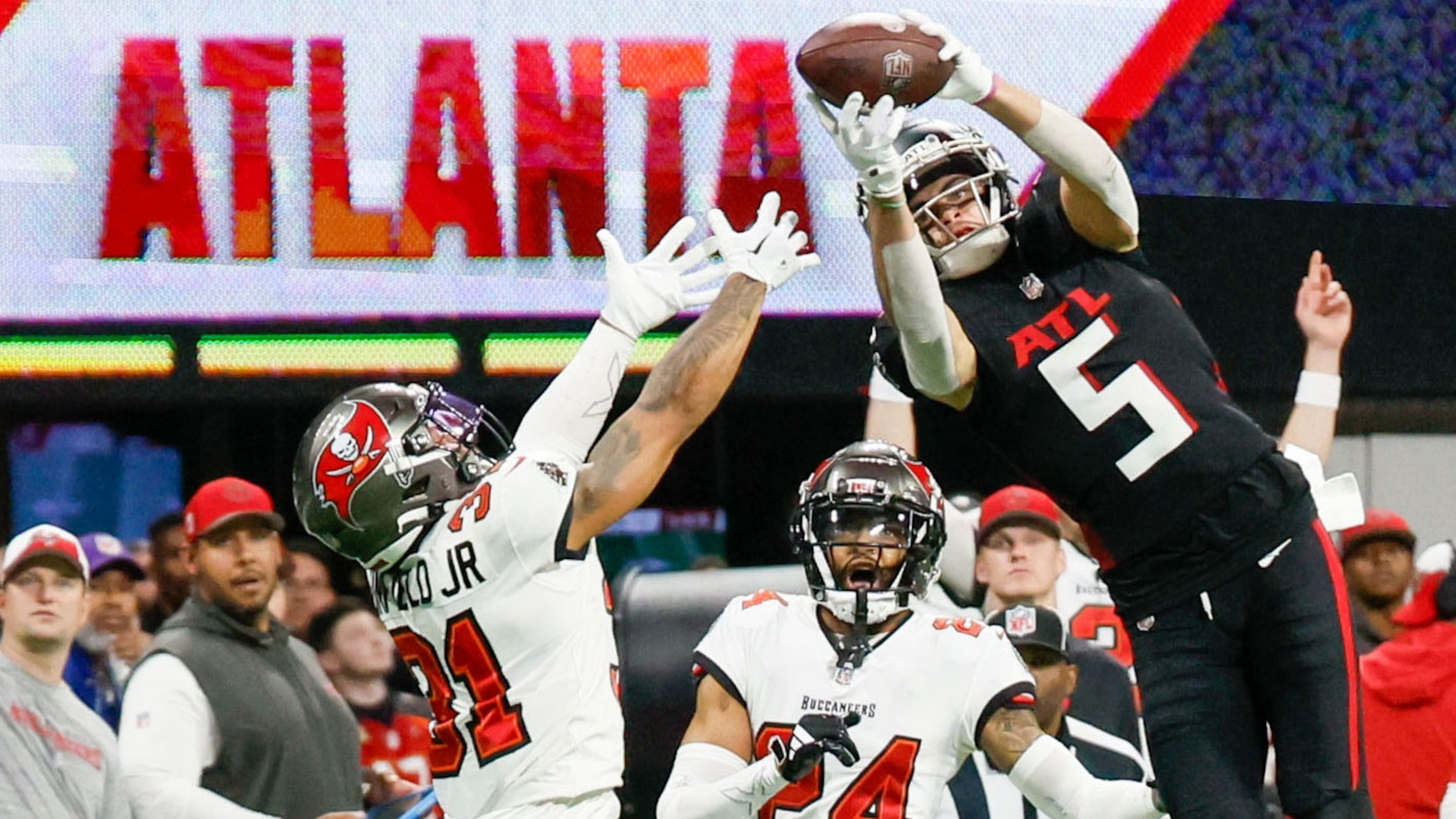 Atlanta Falcons wide receiver Drake London (5) goes up for an impressive reception during the fourth quarter against the Tampa Bay Buccaneers on Sunday, Dec. 10, 2023, at Mercedes-Benz Stadium in Atlanta.
Miguel Martinez/miguel.martinezjimenez@ajc.com
