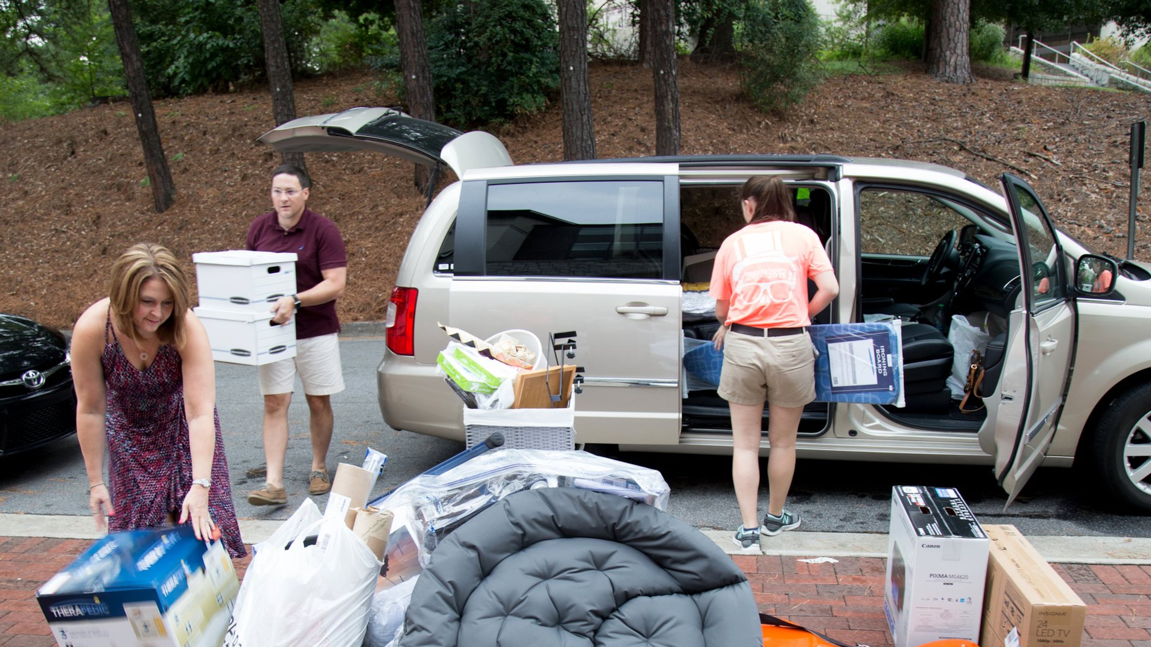 Jeff Ribel (L) and Shannon Ribel (R) off load dorm room supplies for their freshmen son Matt during Emory’s move-in day in 2015. STEVE SCHAEFER / SPECIAL TO THE AJC