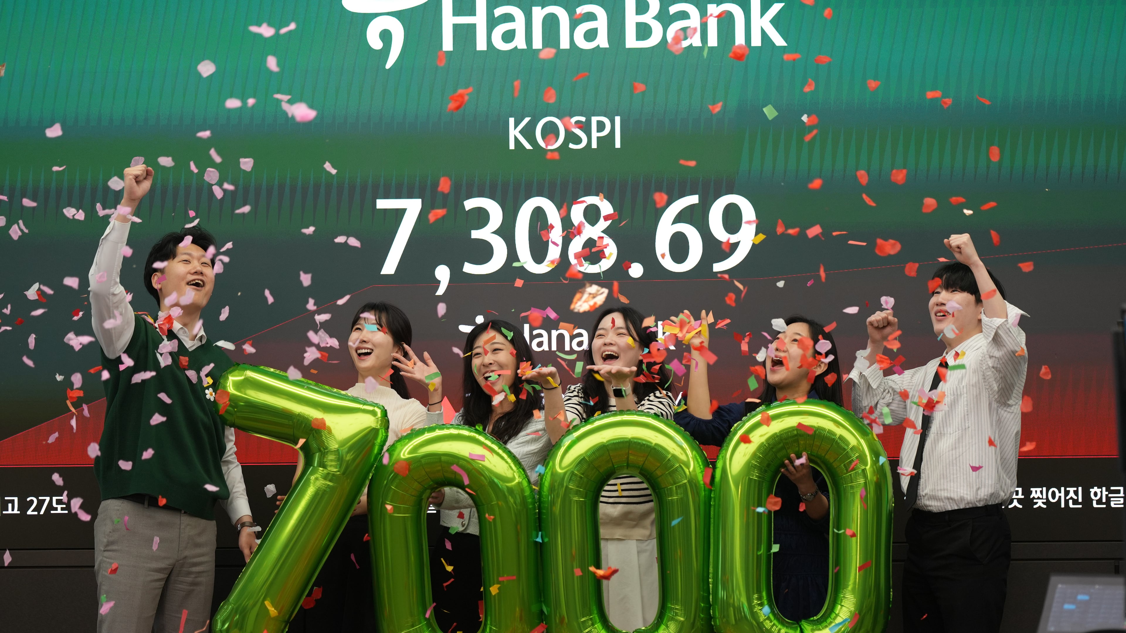Employees of Hana Bank celebrate in a photo opportunity to mark the Korea Composite Stock Price Index (KOSPI) of over 7,000 points at a dealing room of Hana Bank in Seoul, South Korea, Wednesday, May 6, 2026. (AP Photo/Lee Jin-man)