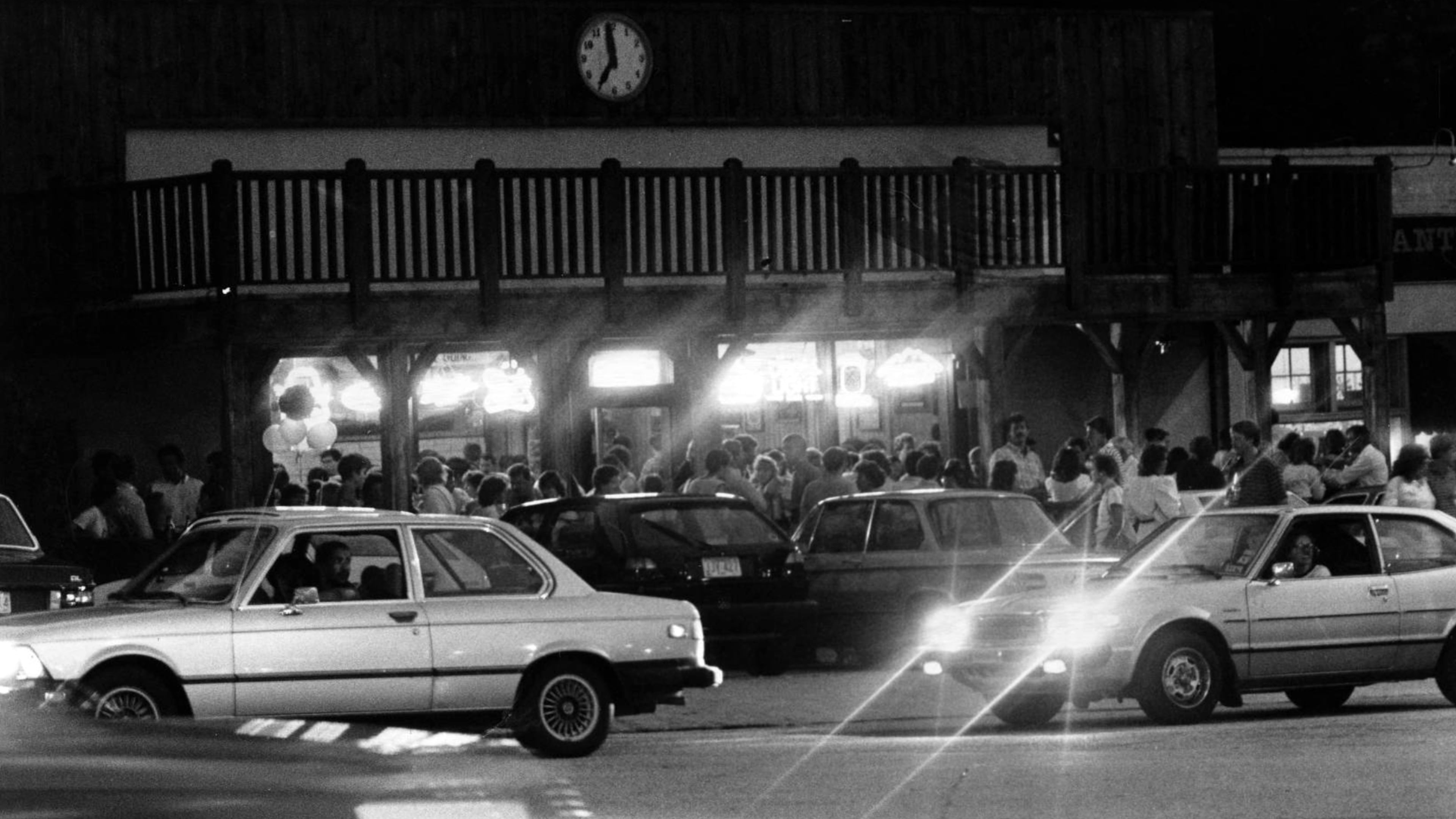 Crowds line up outside the original Taco Mac in Atlanta's Virginia-Highland neighborhood in 1985. (Johnny Crawford/AJC)