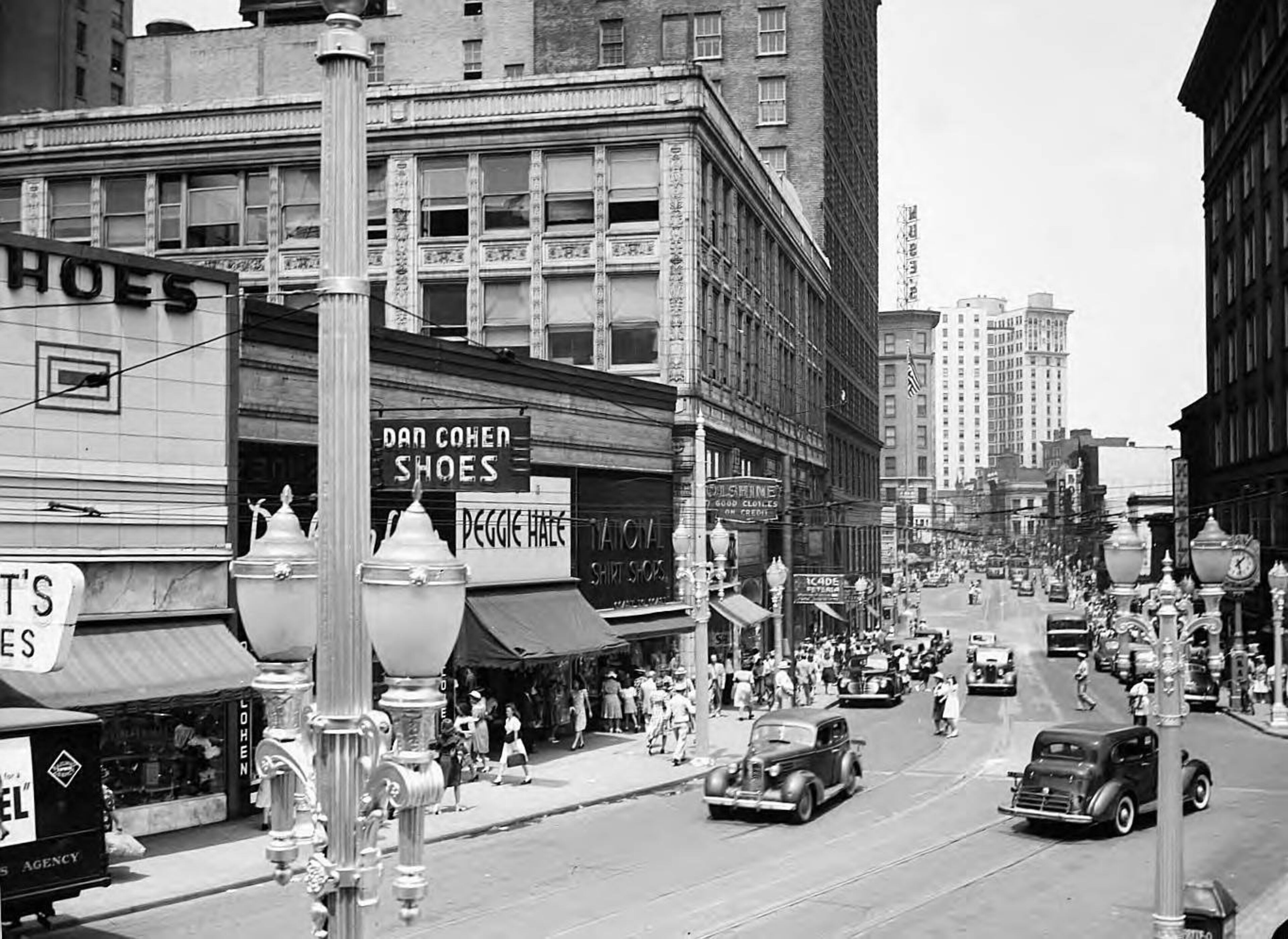 Peachtree Arcade from Whitehall Street looking north to Peachtree Street, Atlanta, Georgia, 1944. LBGPNS10-007i, Lane Brothers Commercial Photographers Photographic Collection, 1920-1976. Photographic Collection, Special Collections and Archives, Georgia State University Library.