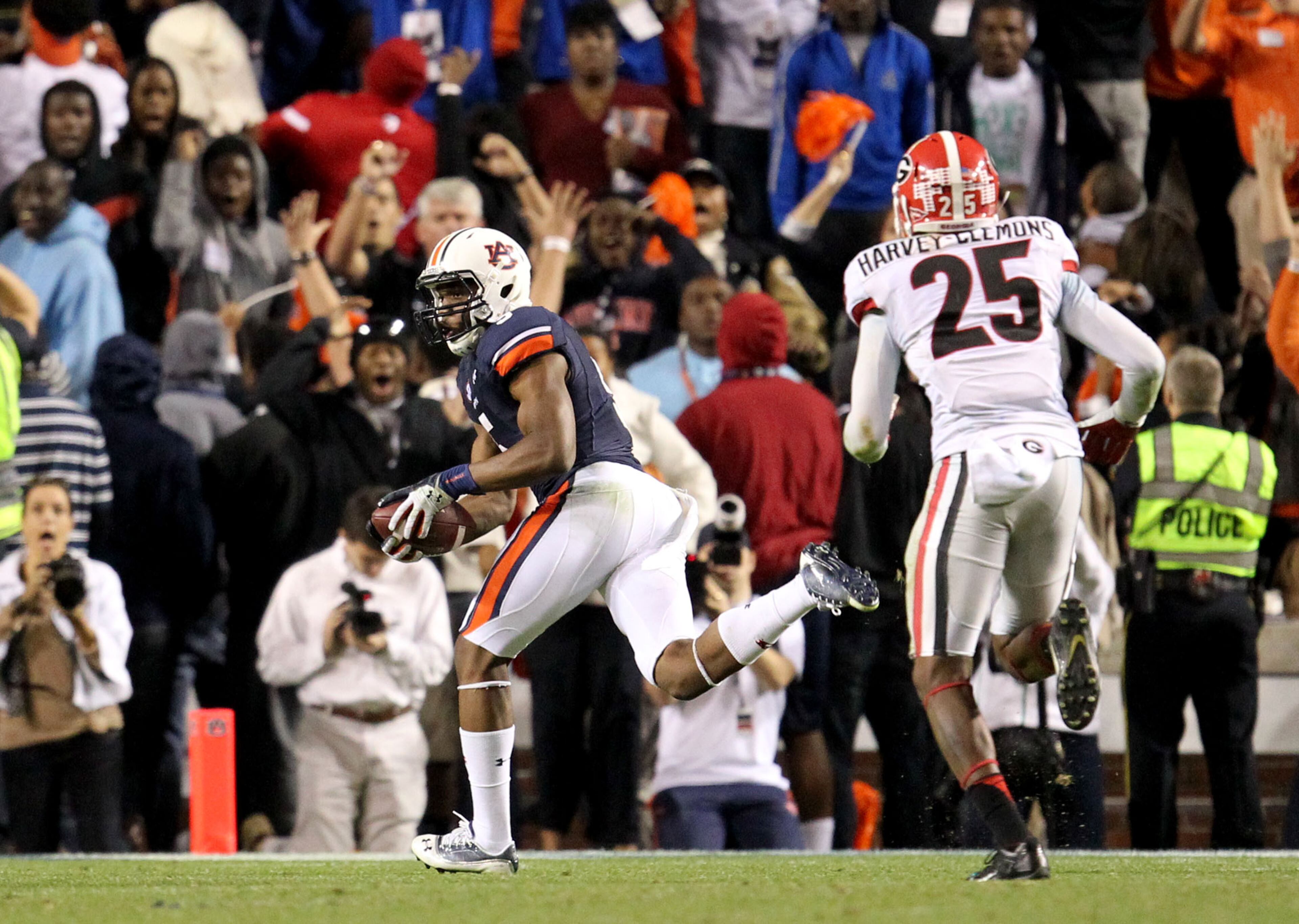 Louis (5) scores the touchdown.