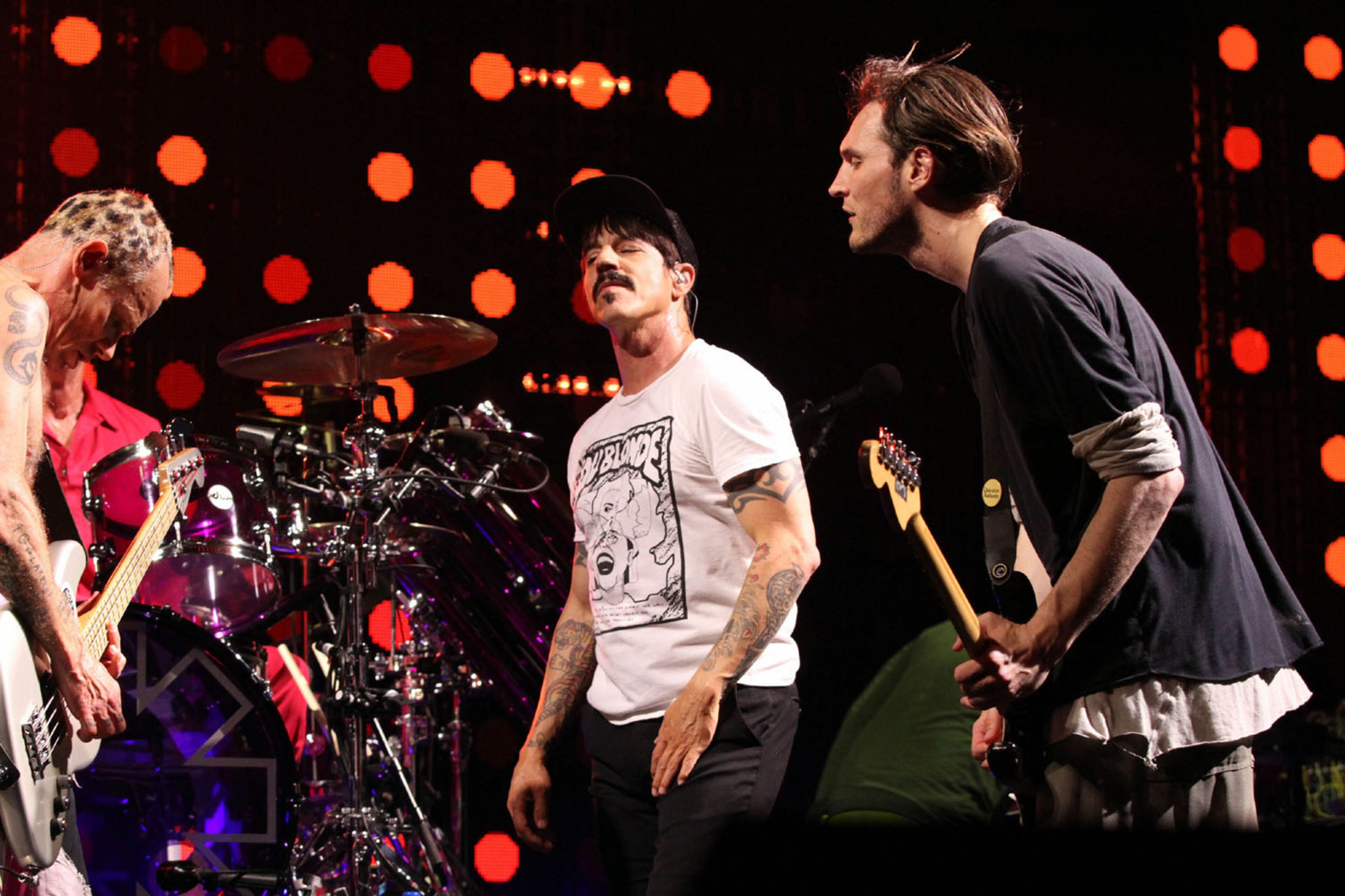 #4 of #25. PLEASE KEEP IN SEQUENTIAL ORDER FOR THE CONTINUITY OF THE GALLERY.
-- RHCP perform "The Zephyr Song."
The Red Hot Chili Peppers brought their Getaway Tour to sold out Philips Arena on Friday, April 14, 2017. Jack Irons opened the show.
Robb Cohen Photography & Video /RobbsPhotos.com