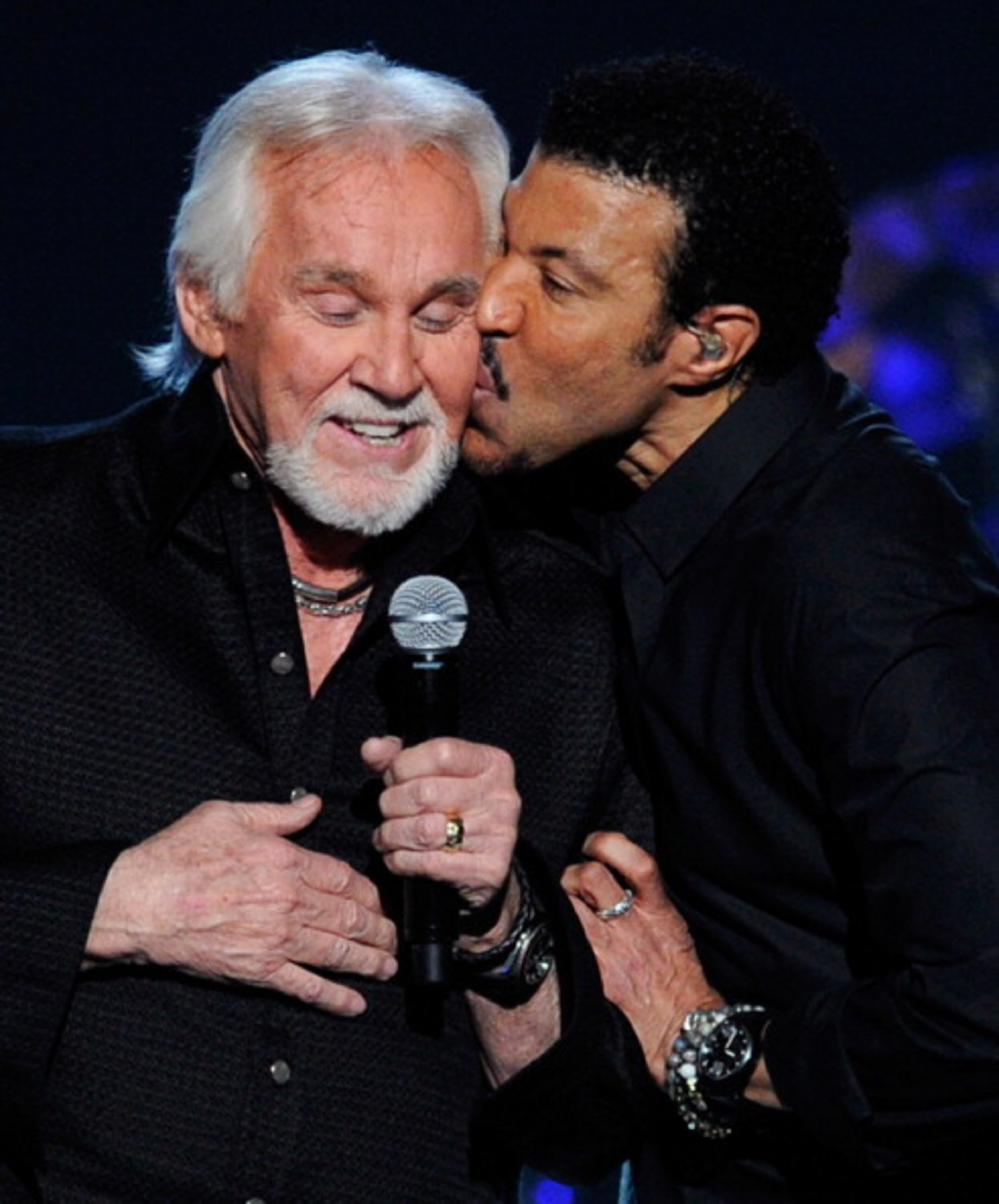 LAS VEGAS, NV - APRIL 02: Singer-songwriter Kenny Rogers (L) gets a kiss from singer/songwriter Lionel Richie during Lionel Richie and Friends in Concert presented by ACM at the MGM Grand Garden Arena April 2, 2012 in Las Vegas, Nevada. (Photo by Ethan Miller/Getty Images)