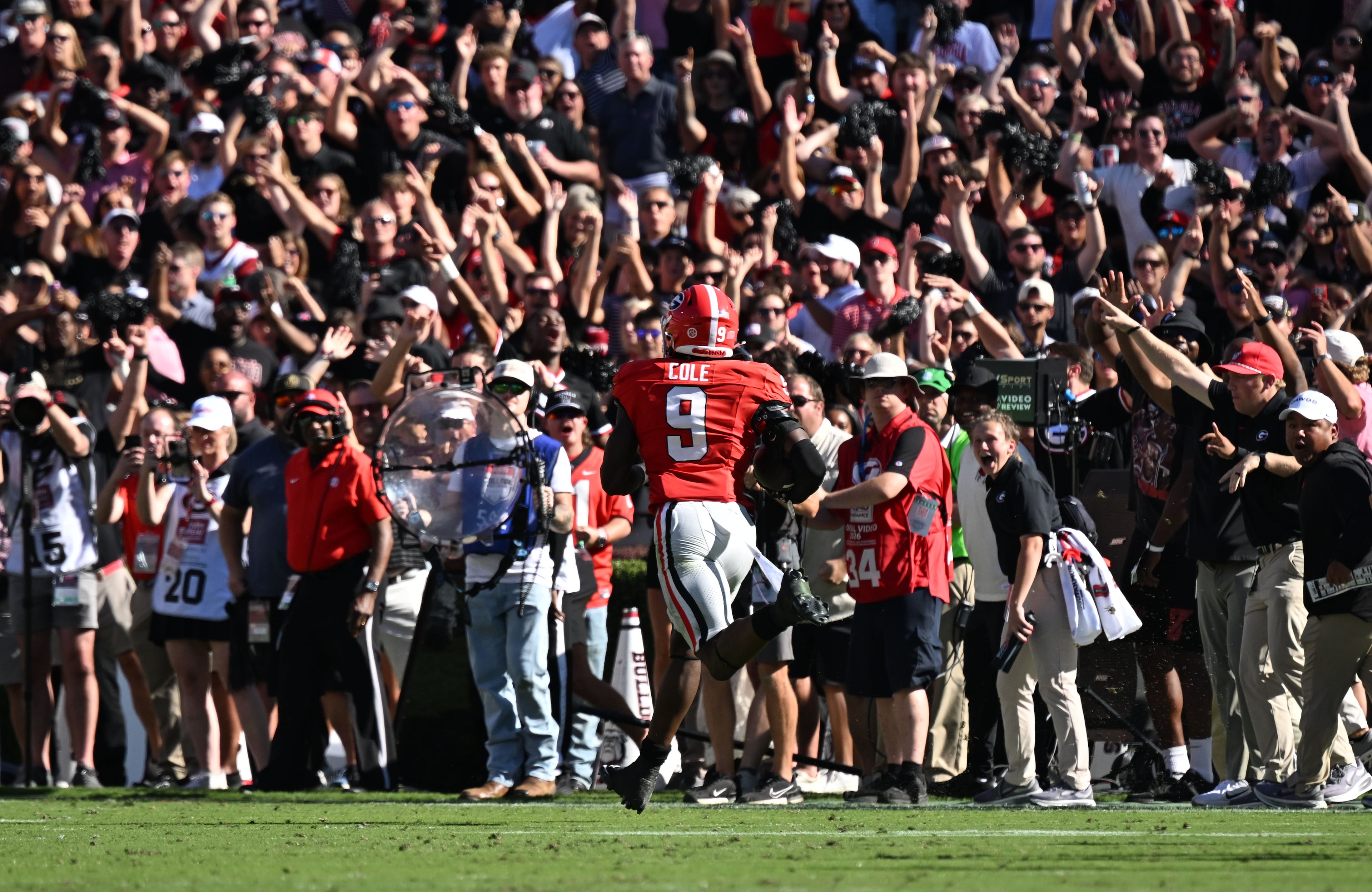 Georgia linebacker Chris Cole (center) runs for a touchdown after recovering an Oklahoma fumble during the first half in an NCAA football game at Sanford Stadium on Saturday, Sept. 26, 2026, in Athens, Ga. (Hyosub Shin/AJC)