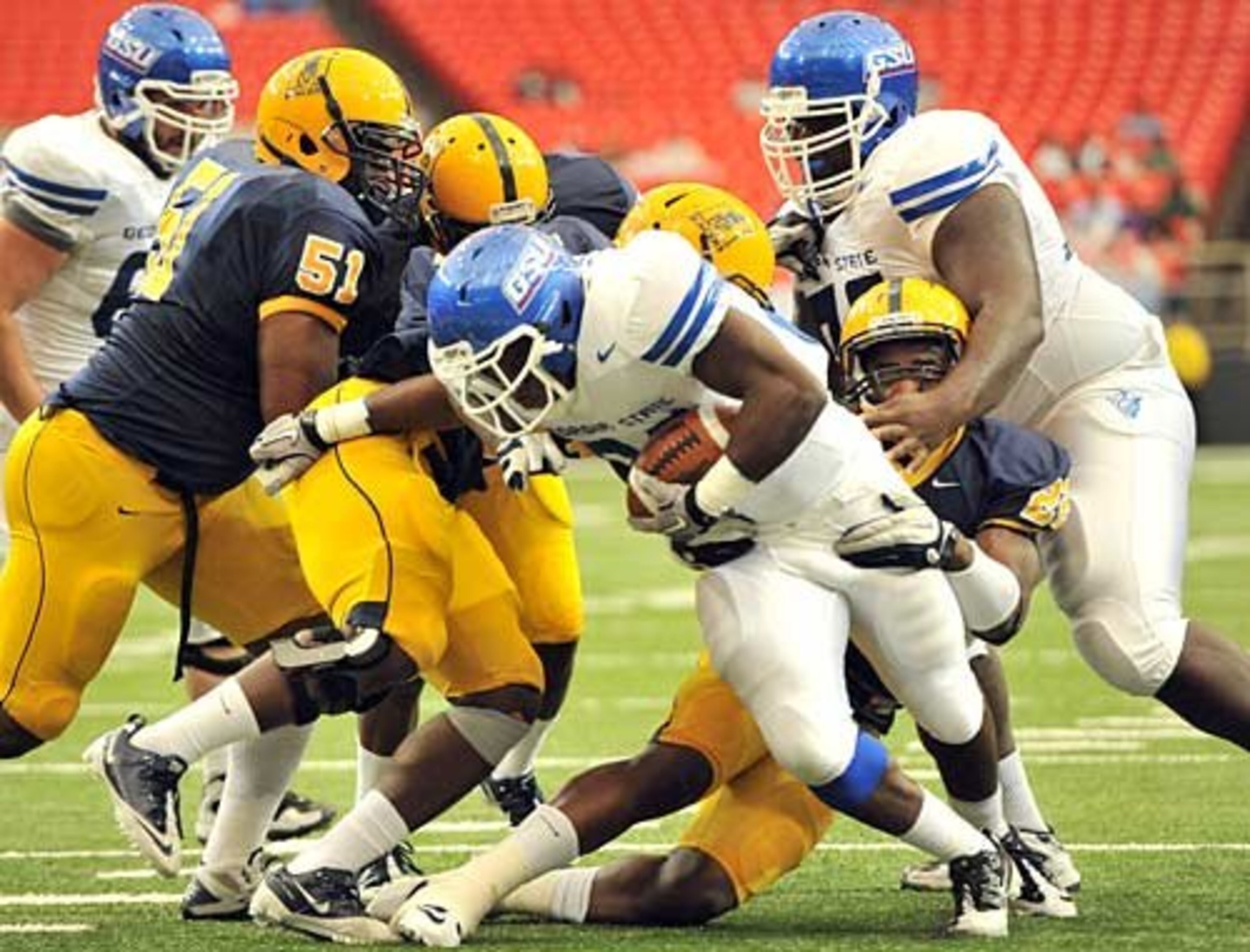 Georgia State's Donald Russell (center) breaks through the Murray State defensive line for a touchdown.