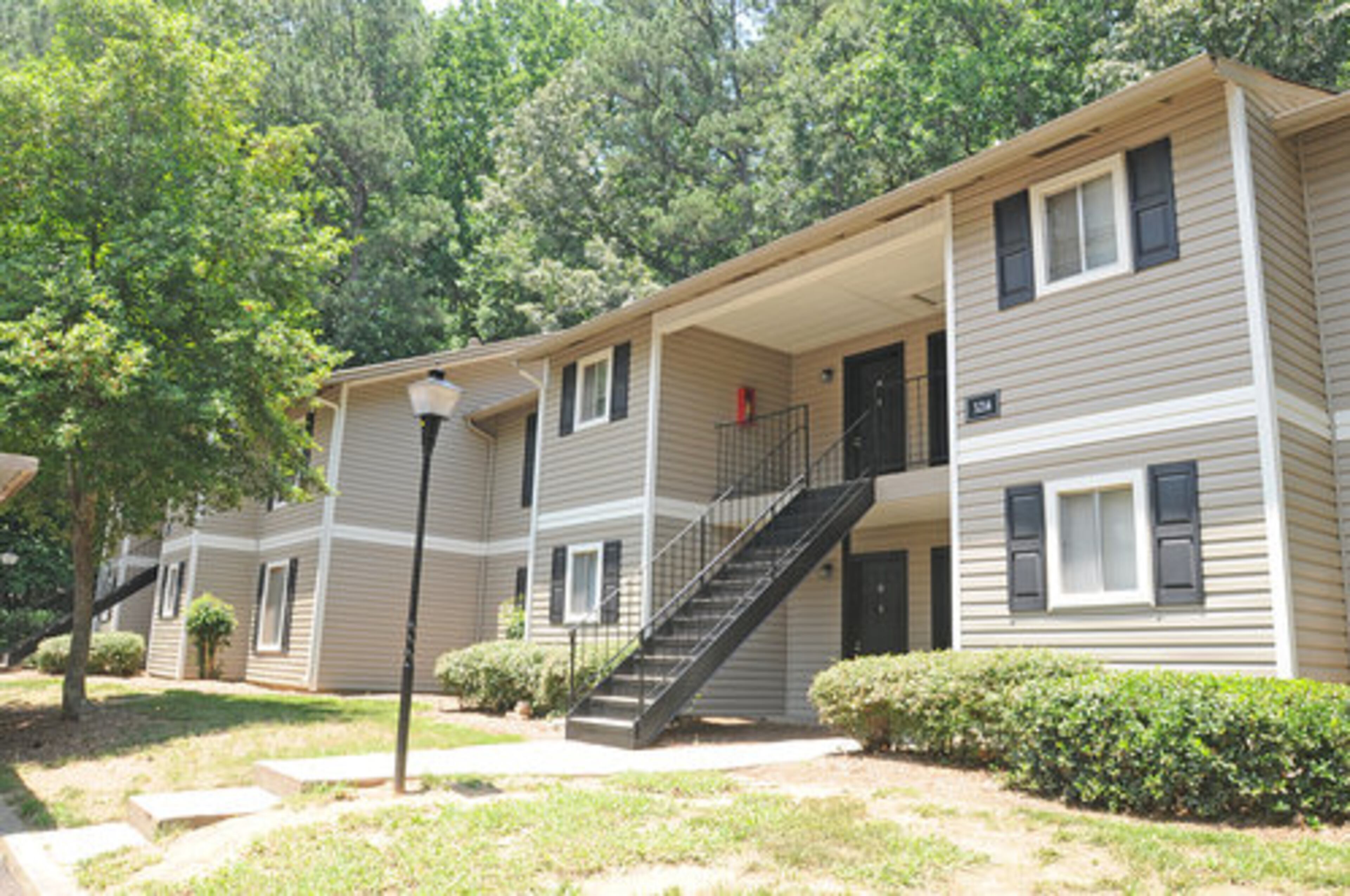 There are many floor plans to choose from. One-, two- and three-bedroom units are available, with the largest units offering over 1500 sq. ft of space. Leases range from 9-18 months. Cats and dogs are allowed, with restrictions.