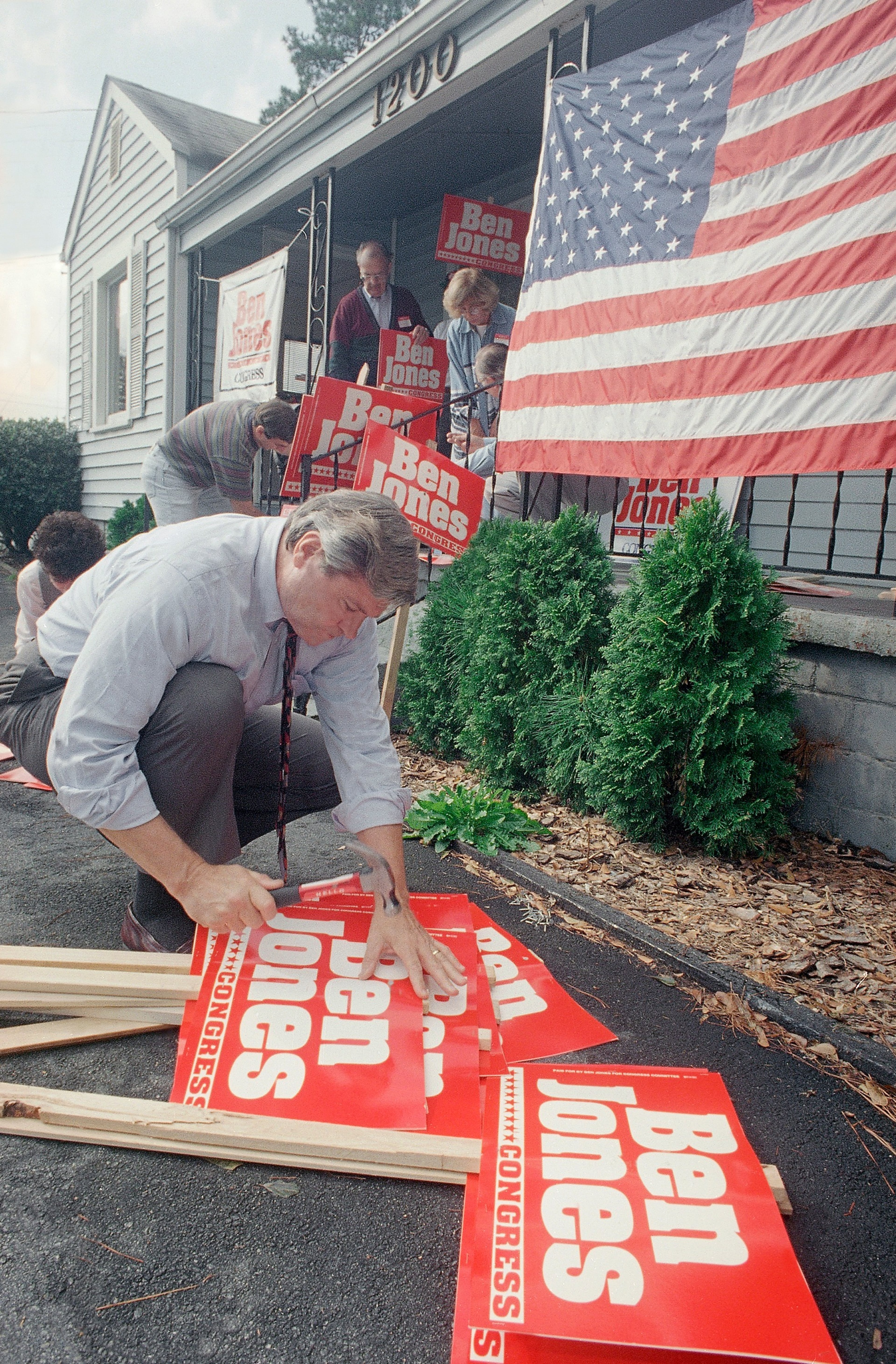 Ben Jones, Democratic candidate for Georgia's 6th Congressional District, assembles campaign signs outside his headquarters in Roswell in October 1994. (Leita Cowart/AP)