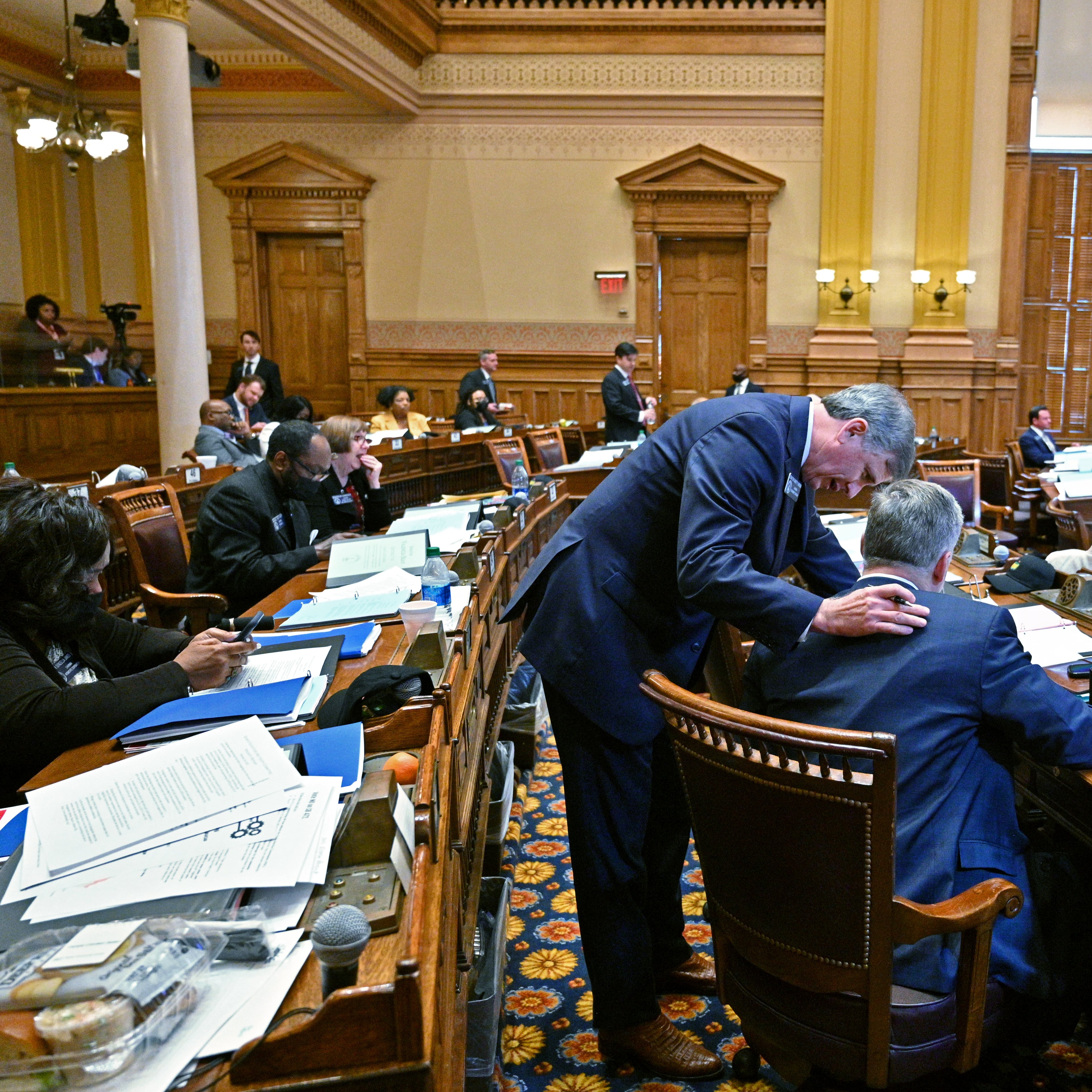 State lawmakers confer in the Georgia Senate. (Hyosub Shin/AJC)