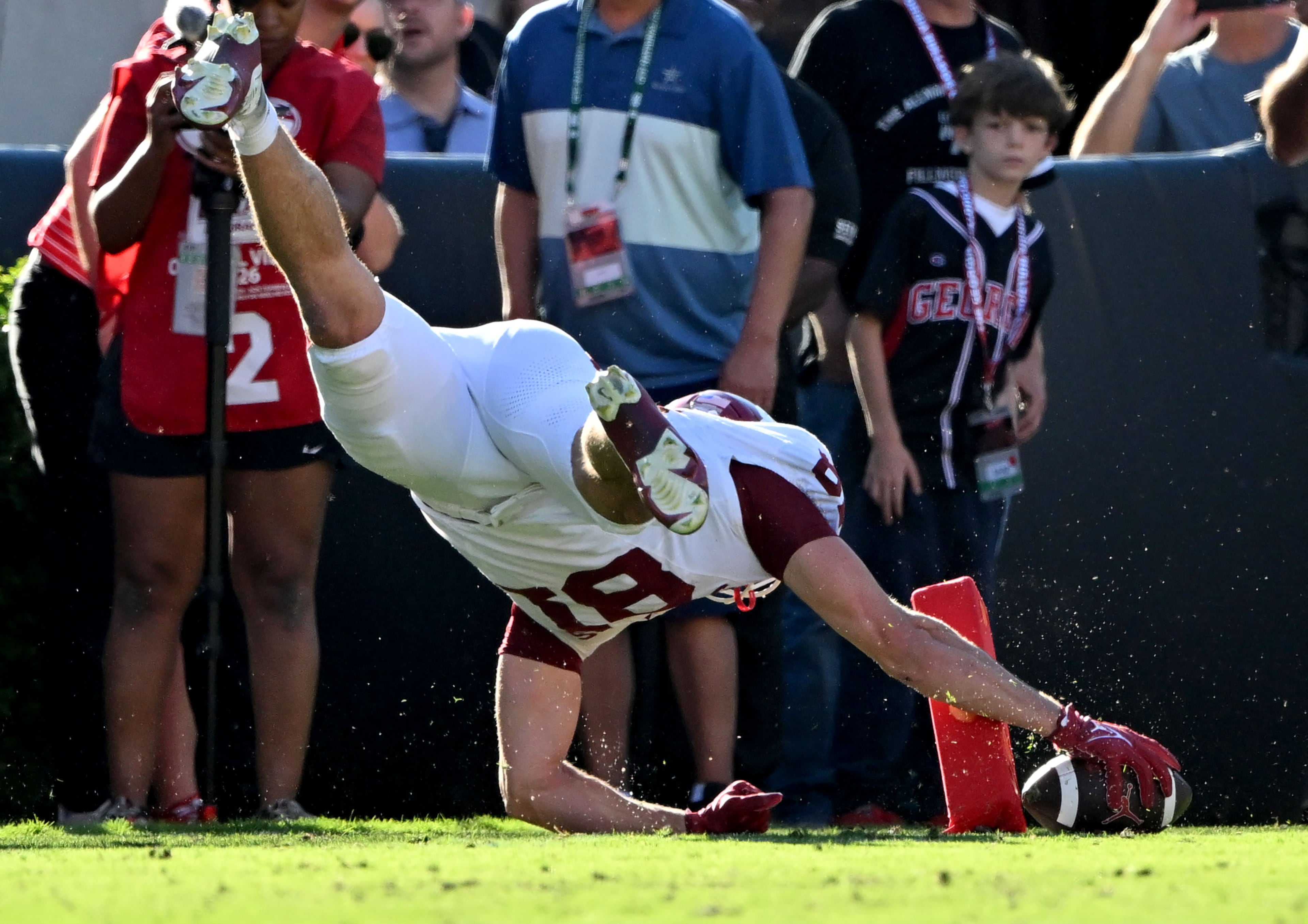 Oklahoma tight end Rocky Beers scores a touchdown during the second half of an NCAA football game at Sanford Stadium on Saturday, Sept. 26, 2026, in Athens, Ga. Georgia won 41-13 over Oklahoma. (Hyosub Shin/AJC)