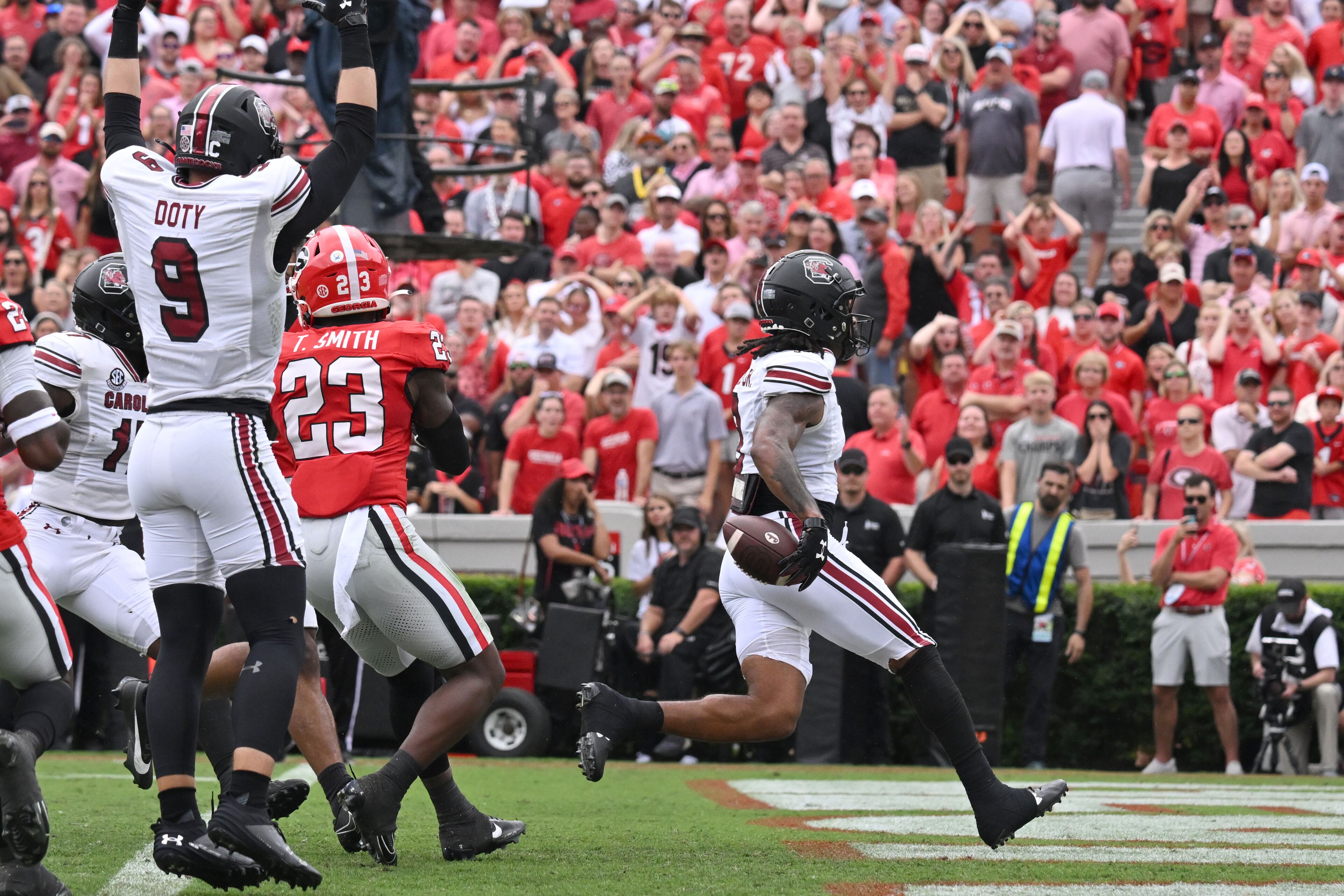 South Carolina's wide receiver Antwane Wells Jr. (3) scores a touchdown during the first half in an NCAA football game at Sanford Stadium, Saturday, September 16, 2023, in Athens. (Hyosub Shin / Hyosub.Shin@ajc.com)