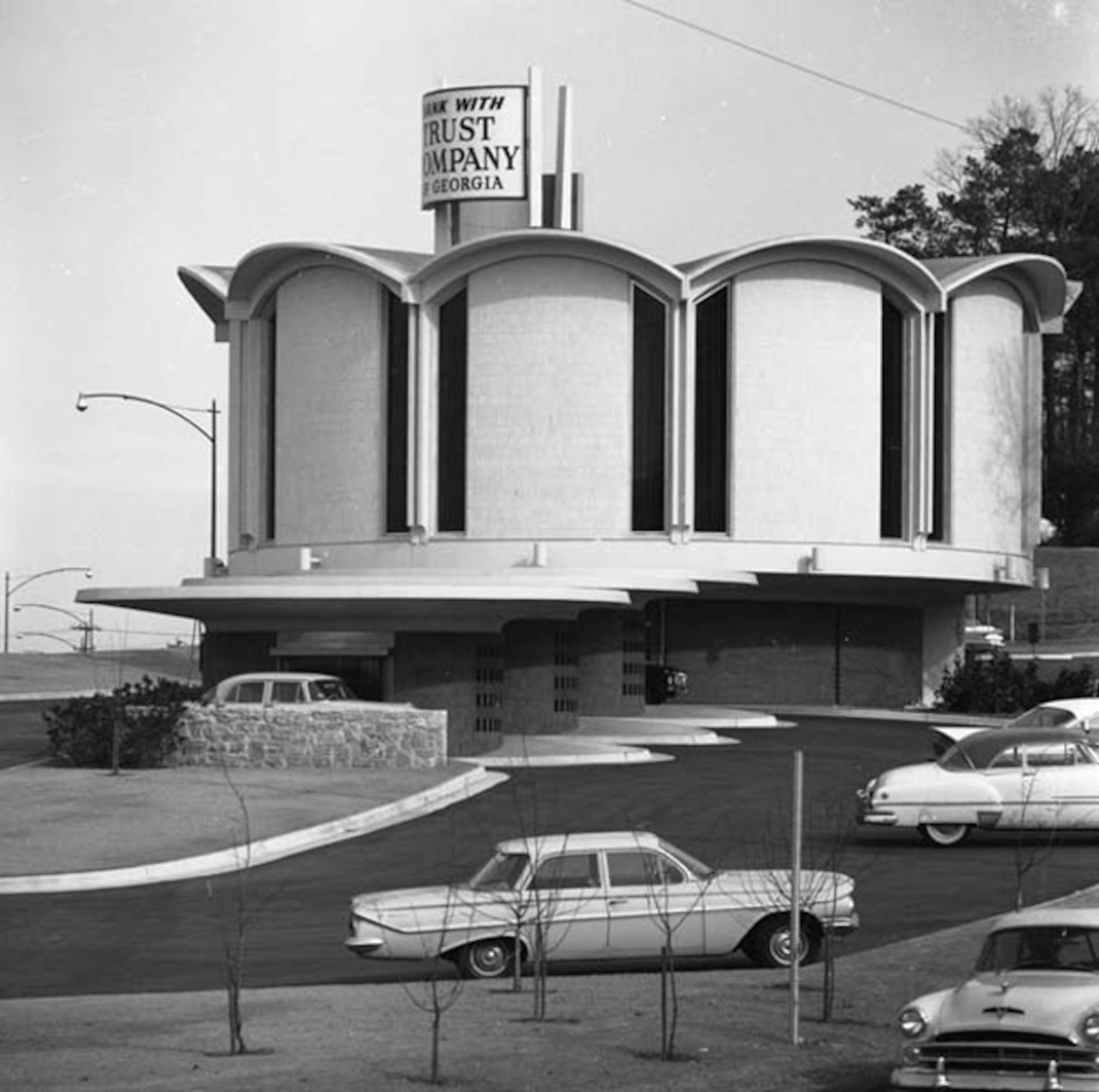 Renowned architect Henri Jova designed the Trust Company Bank Branch at 2160 Monroe Dr. NE. It was built in the early 1960s. (Credit: American Institute of Architects)