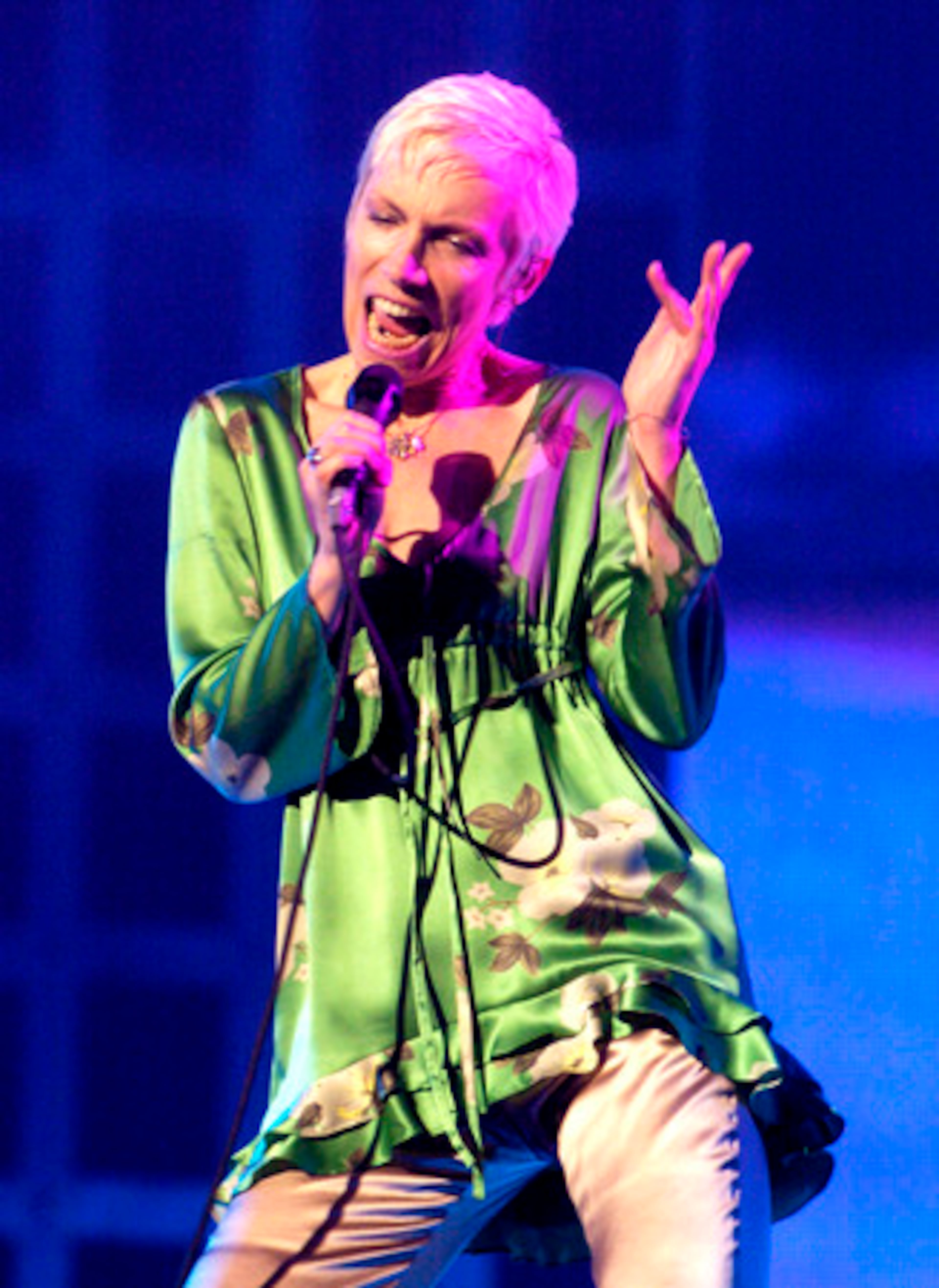 Lennox sings 'We'll Be Togther' during a duet with Sting during the Sacred Love Tour 2004 in Uncasville, Conn.