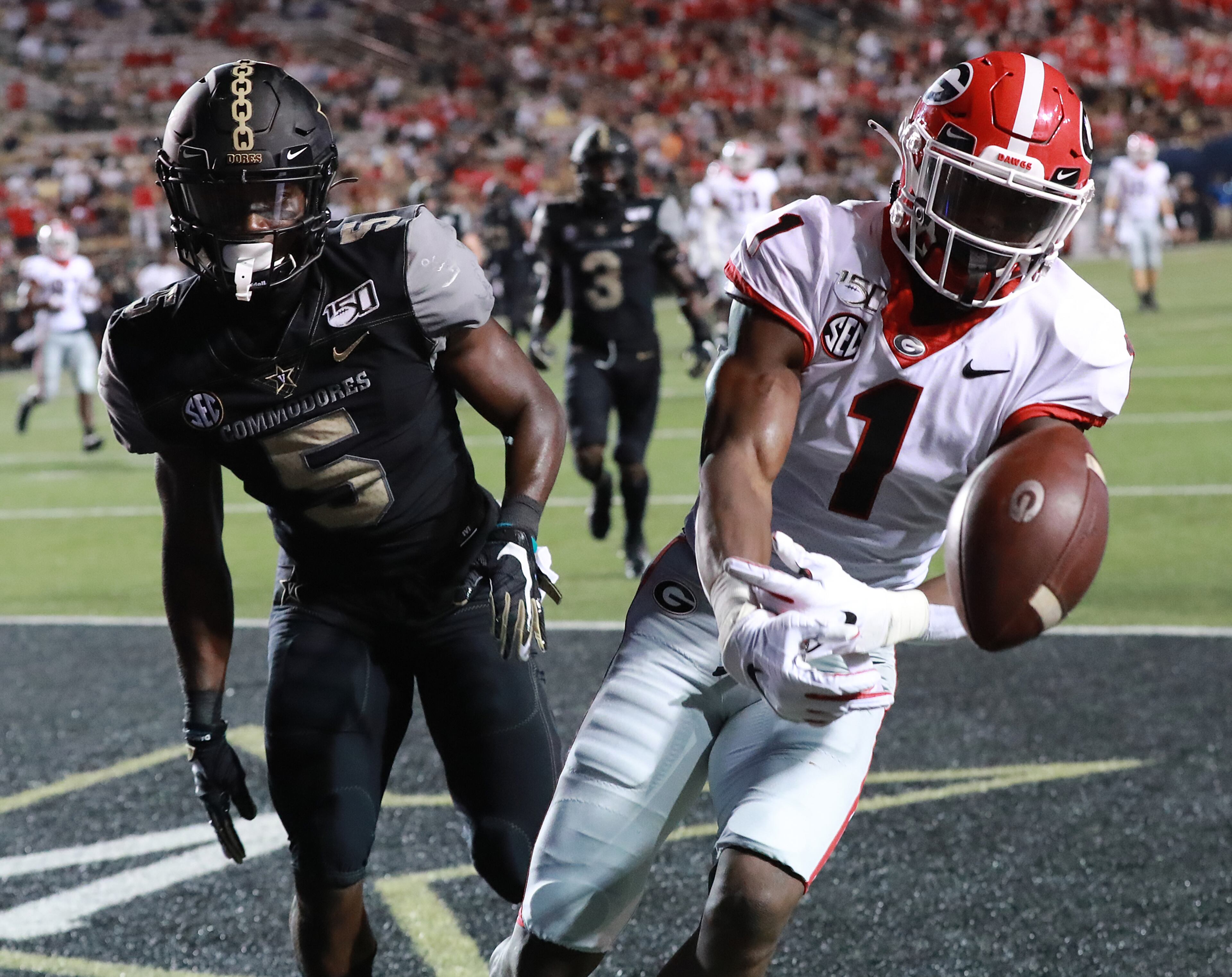 Georgia wide receiver George Pickens can't hold on to a pass in the end zone. Curtis Compton/ccompton@ajc.com