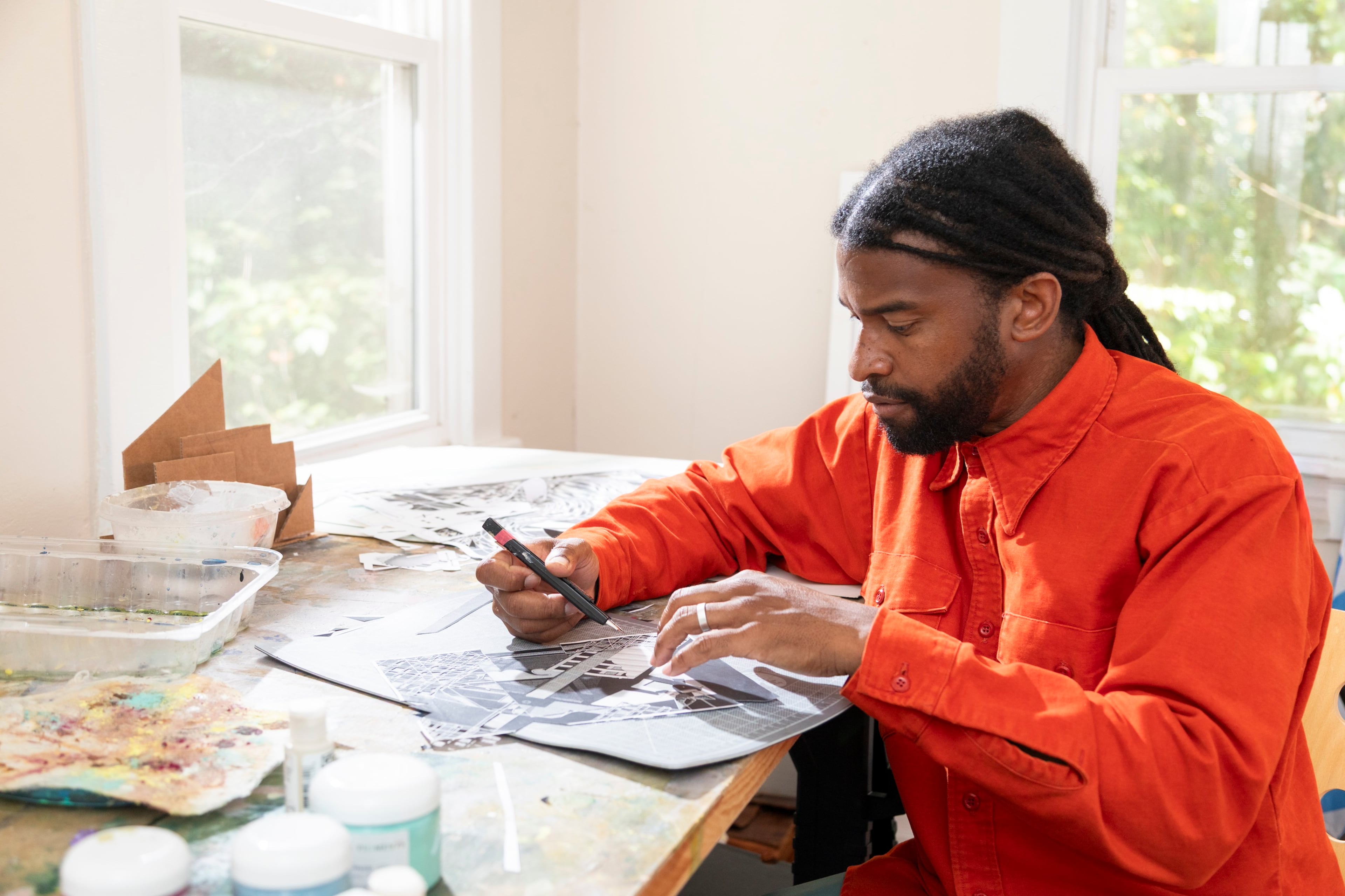 Artist Eric Mack at work in his East Lake home. (Patrick Heagney)