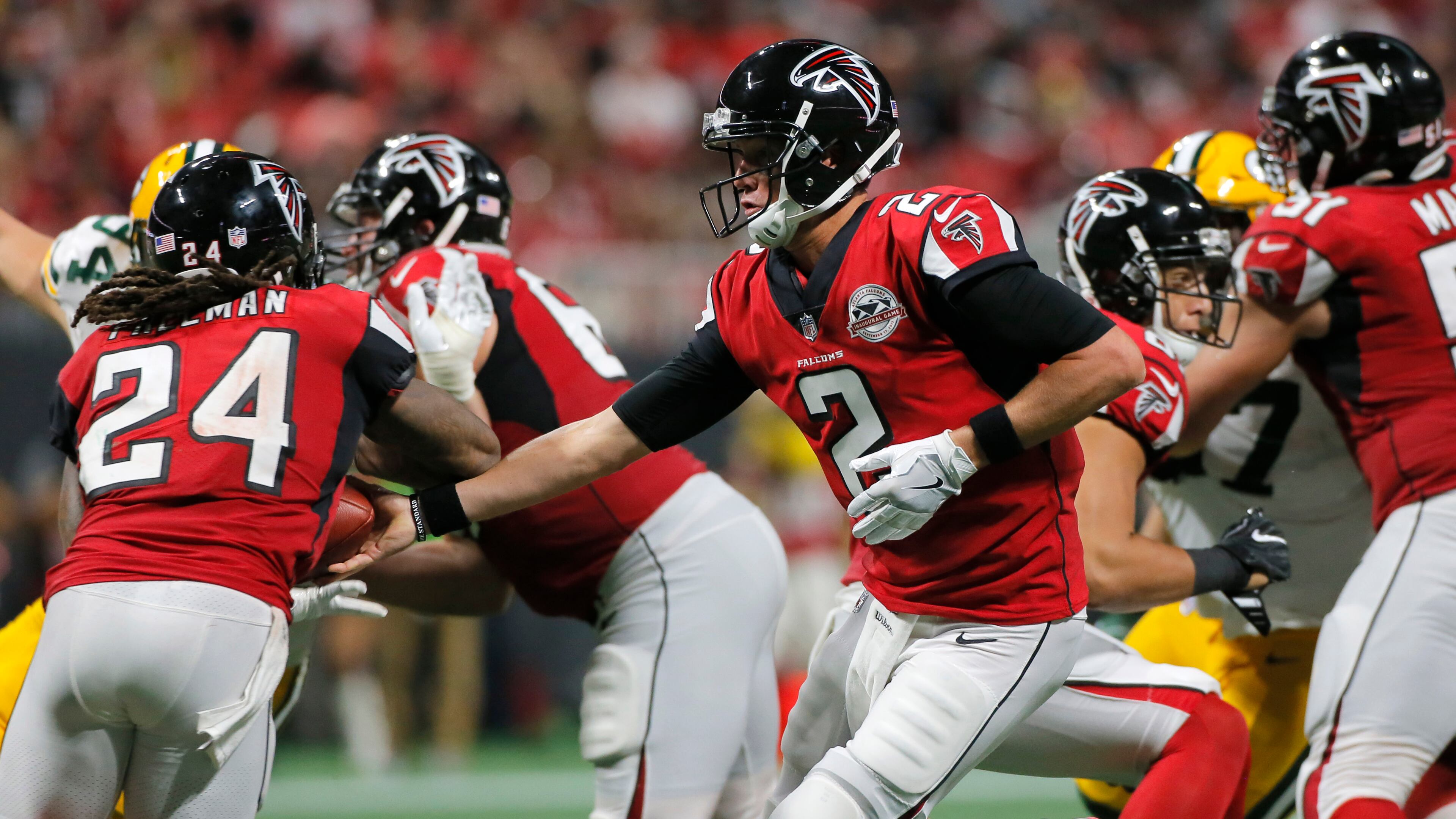 9/17/17 - Atlanta, GA - Atlanta Falcons quarterback Matt Ryan hands off to Atlanta Falcons running back Devonta Freeman in the second half. Atlanta Falcons vs Green Bay Packers. The Falcons opened the roof for the Falcons season opener at Mecedes-Benz Stadium. BOB ANDRES /BANDRES@AJC.COM