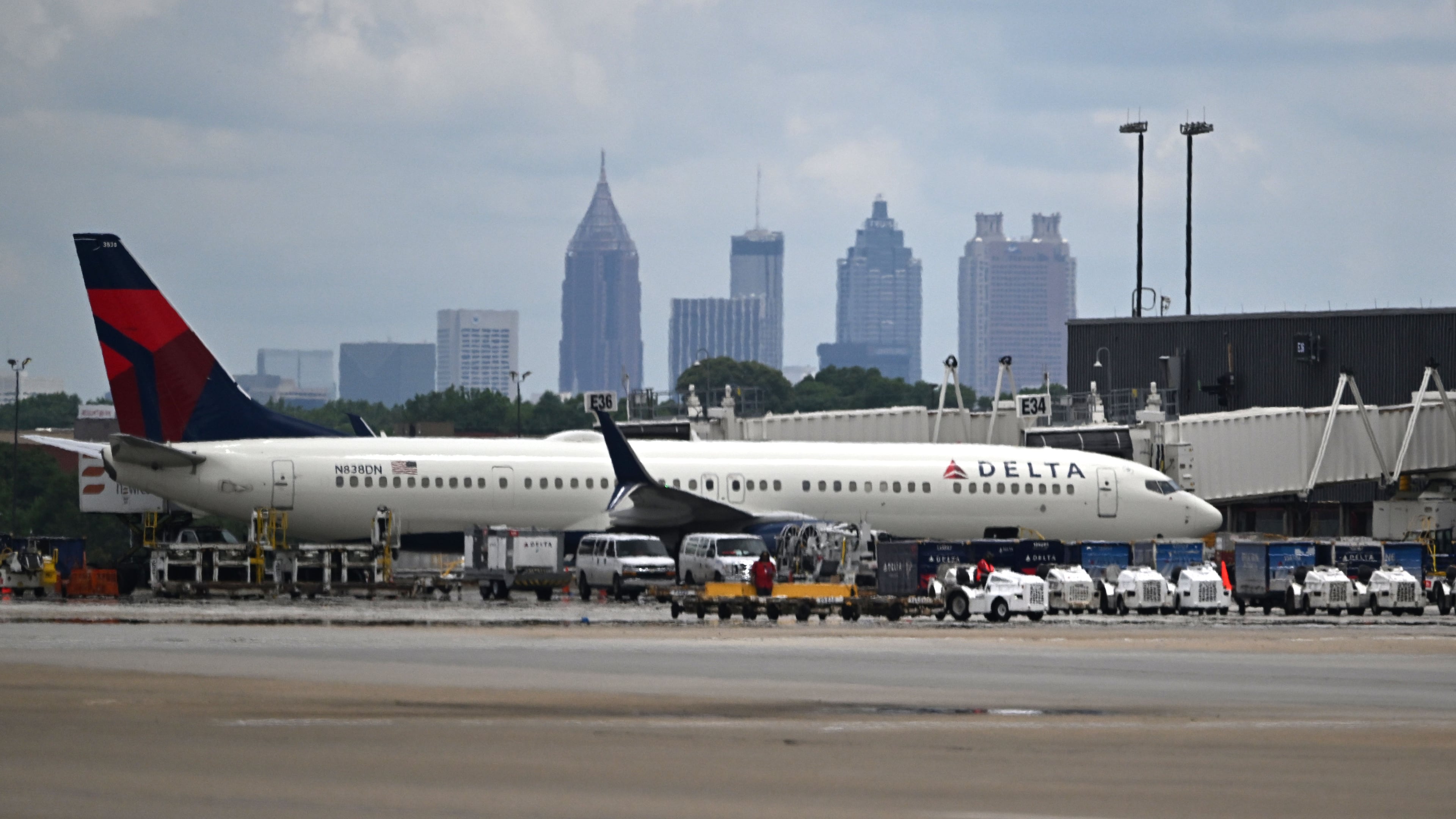 A report says United had approached Delta about merging two of the U.S.'s largest carriers, though talks didn't progress. (Hyosub Shin/AJC)