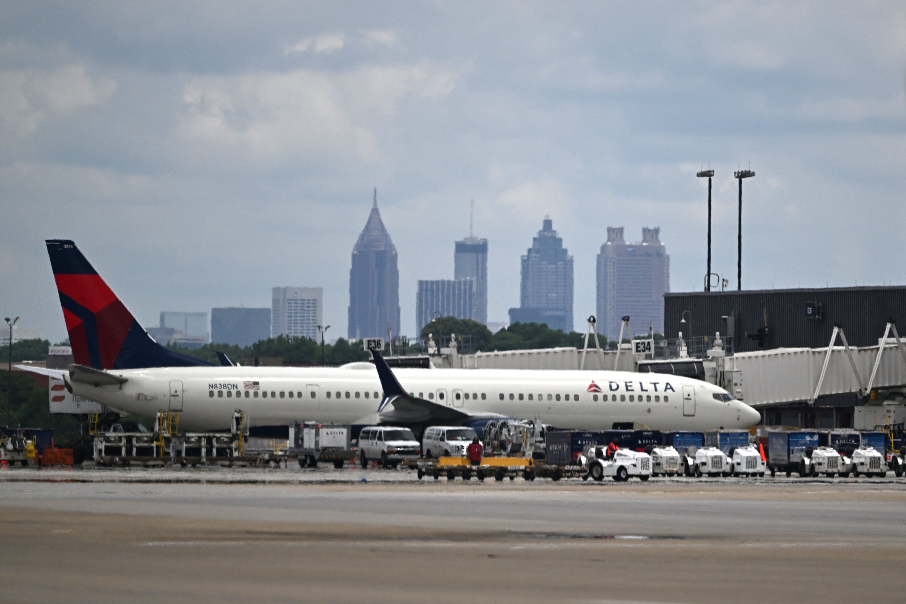 A report says United had approached Delta about merging two of the U.S.'s largest carriers, though talks didn't progress. (Hyosub Shin/AJC)
