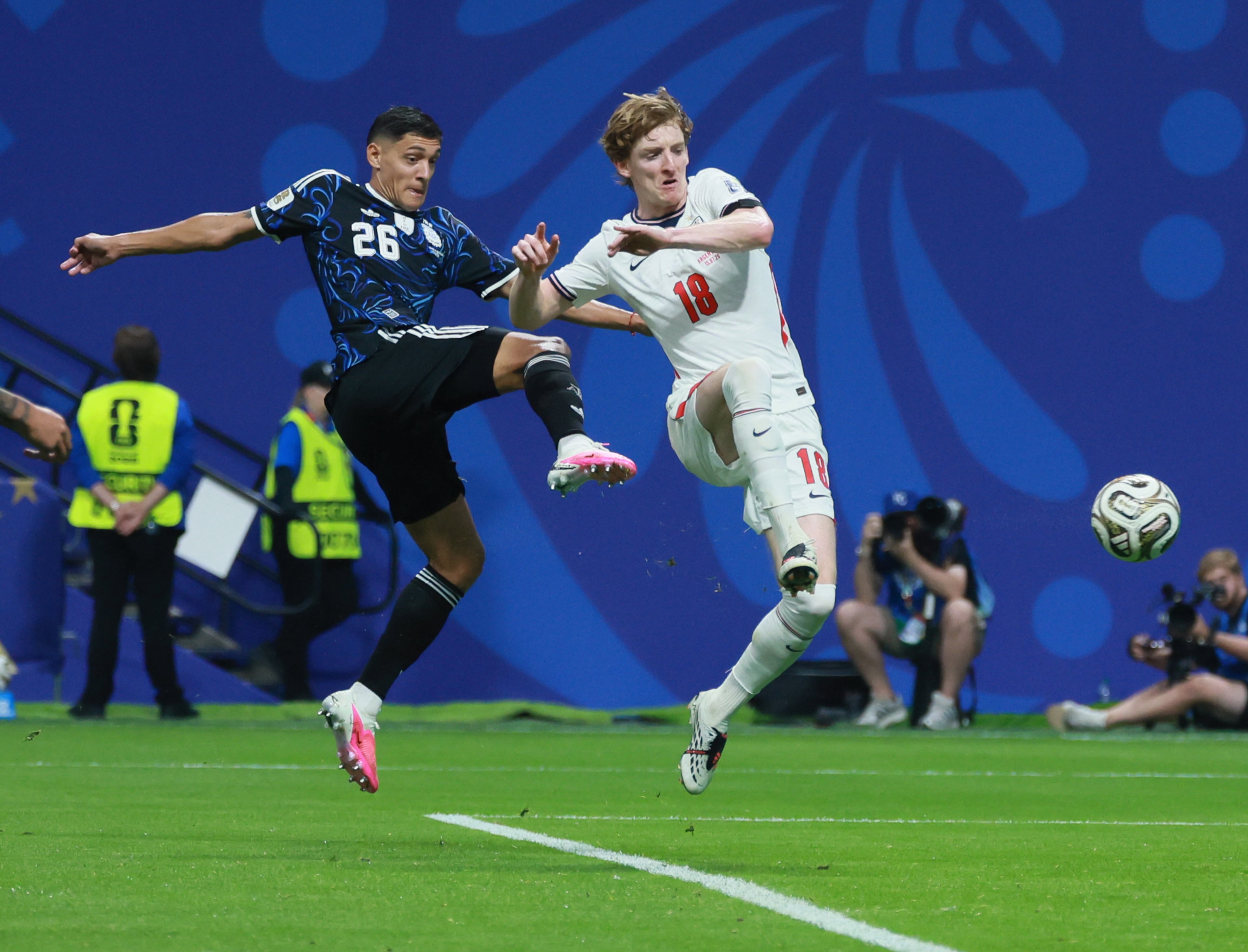 England's Anthony Gordon, right, scores a goal despite the defense of Argentina's Nahuel Molina (during second half of Argentina vs. England FIFA World Cup Semifinal match at Atlanta Stadium (Mercedes-Benz Stadium) on Wednesday, July 15, 2026. (Jason Getz/AJC)