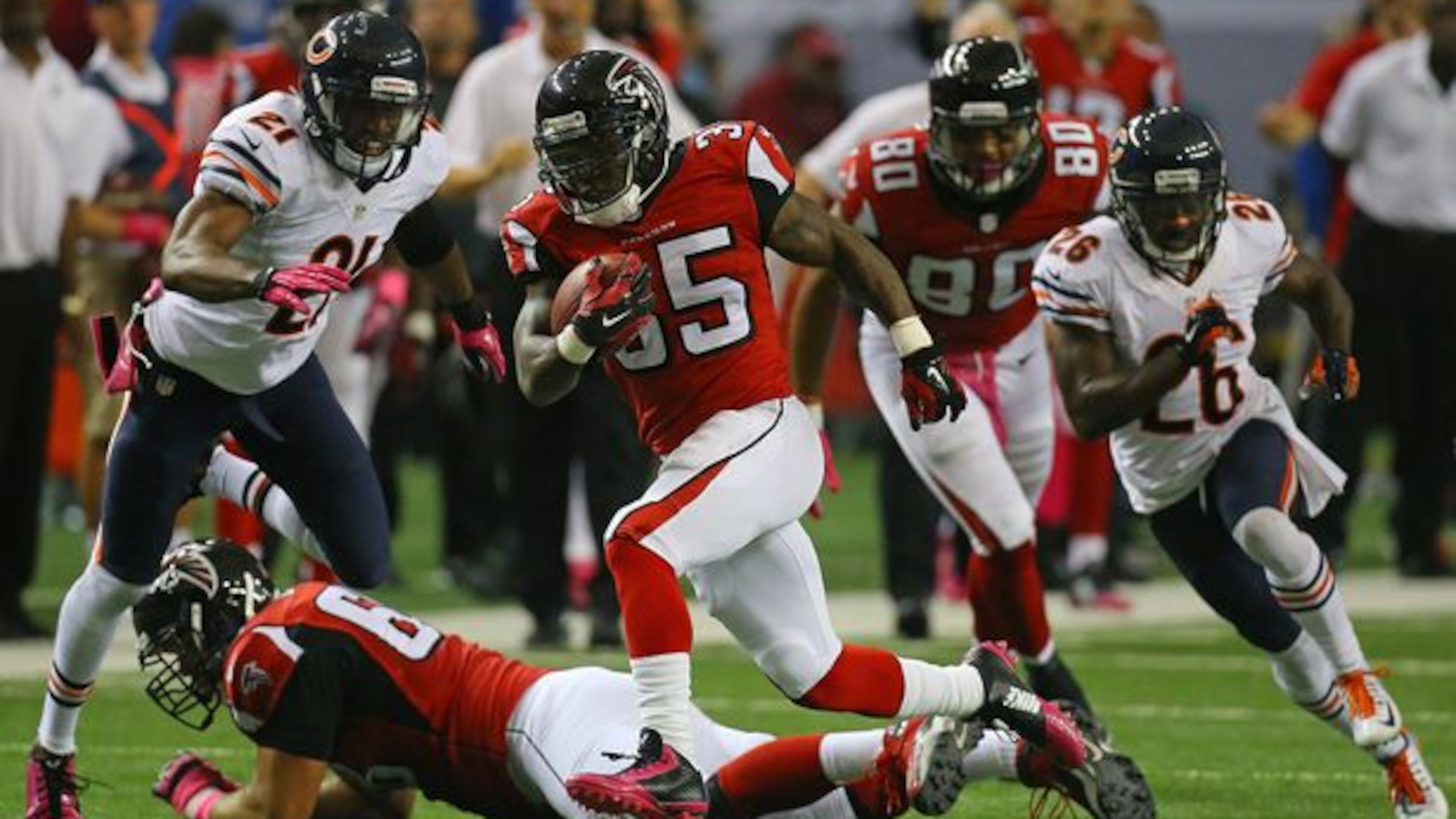 Falcons running back Antone Smith breaks away for a long touchdown run after making a reception against the Bears to cut the lead to 13-10 during the third quarter in their football game on Sunday, Oct. 12, 2014, in Atlanta. (Curtis Compton)