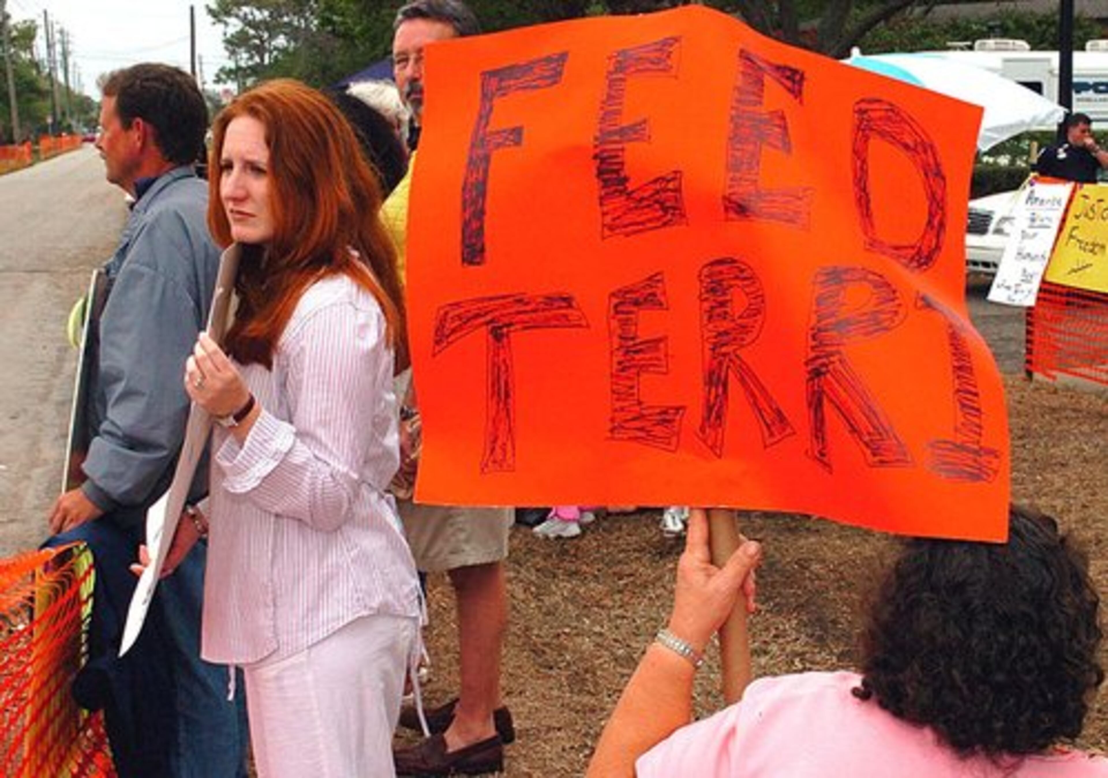 On March 21, 2005, Bush signed a law, passed by Congress less than an hour earlier, that narrowly allowed the parents of Terri Schiavo, a severely brain-damaged woman, to challenge the removal of her life-sustaining feeding tube in federal court.