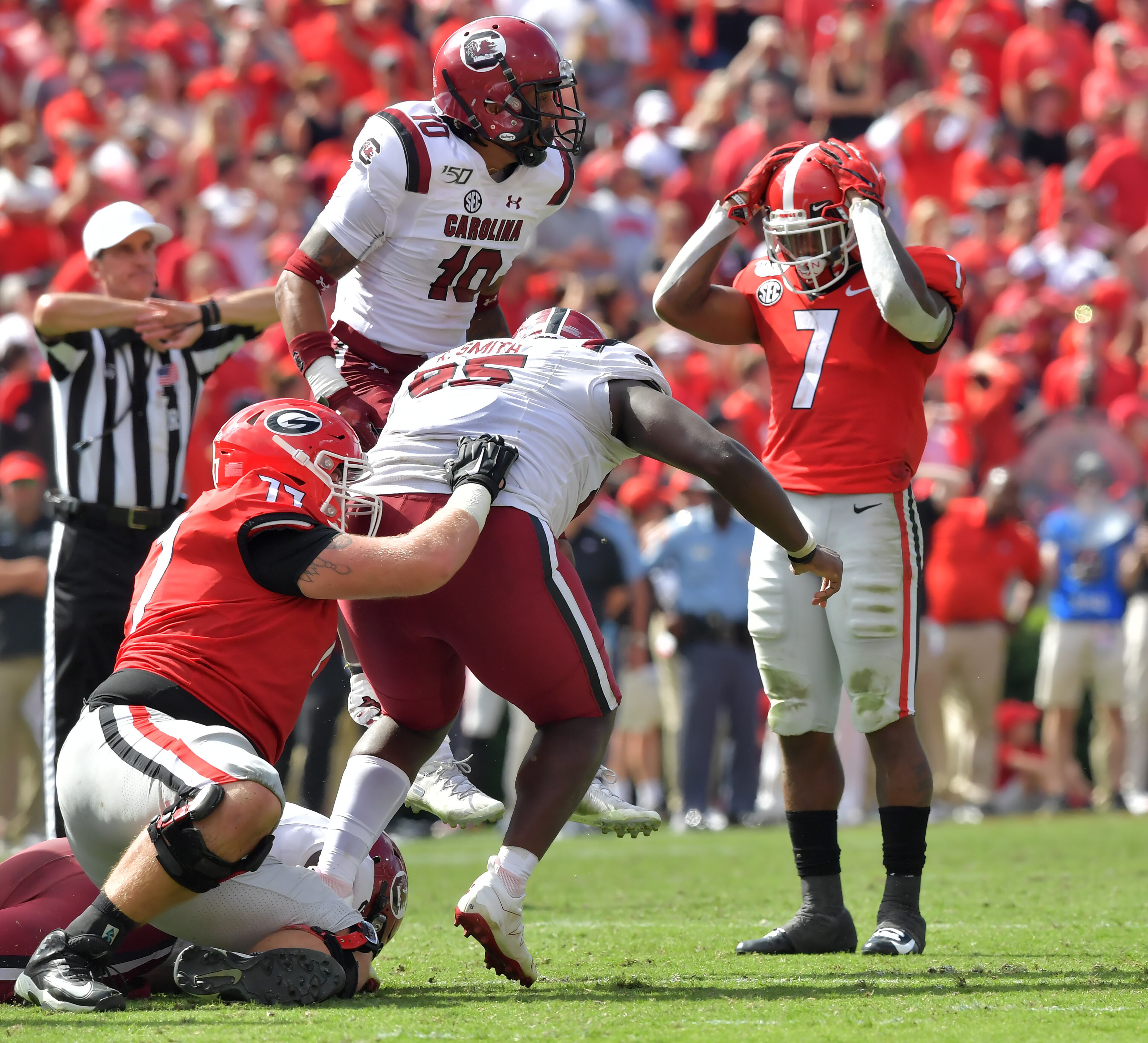 Georgia running back D'Andre Swift (7) reacts after South Carolina linebacker T.J. Brunson recovered a fumble from Georgia quarterback Jake Fromm in the second half. (Hyosub Shin / Hyosub.Shin@ajc.com)