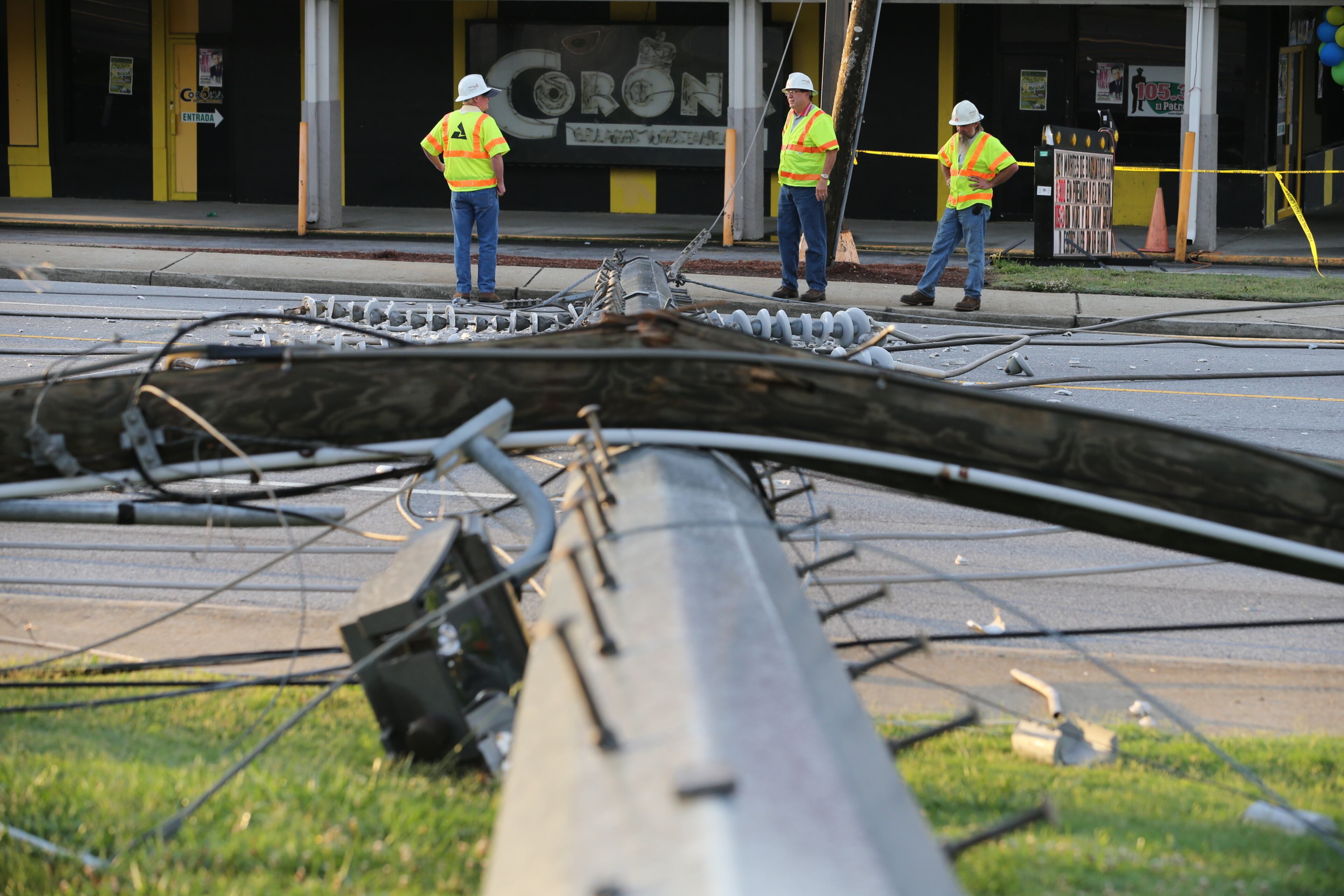 A major Gwinnett County road was blocked this morning after a huge power pole fell across the roadway. The metal utility pole came down onto Singleton Road before 6:30 a.m., blocking all lanes in both directions between Jimmy Carter Boulevard and Thompson Parkway. JOHN SPINK/JSPINK@AJC.COM