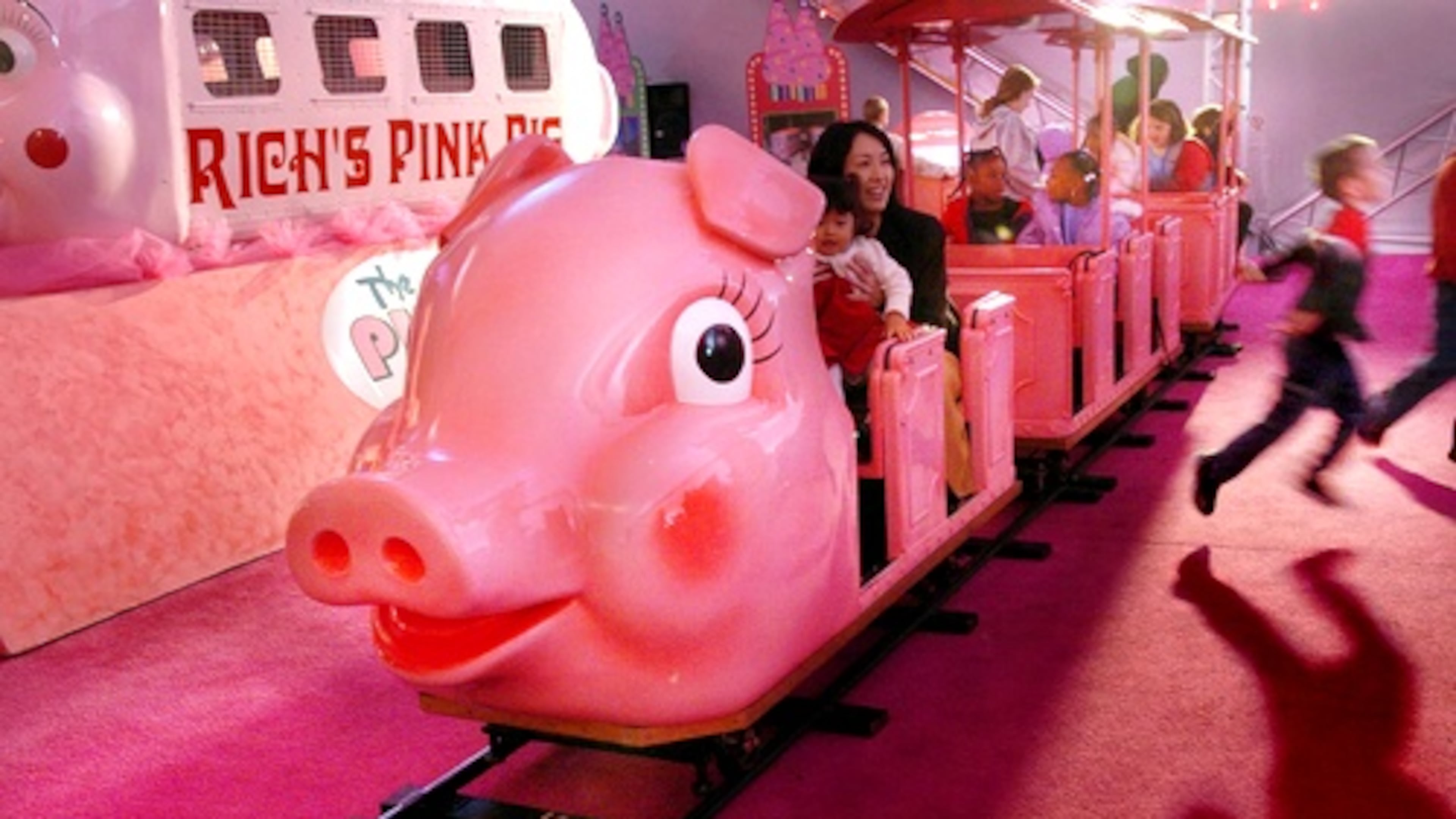 The Pink Pig, hosting a church group in this 2005 shot, delighted children from 1953 until 2019. (AJC file photo / Joey Ivansco)