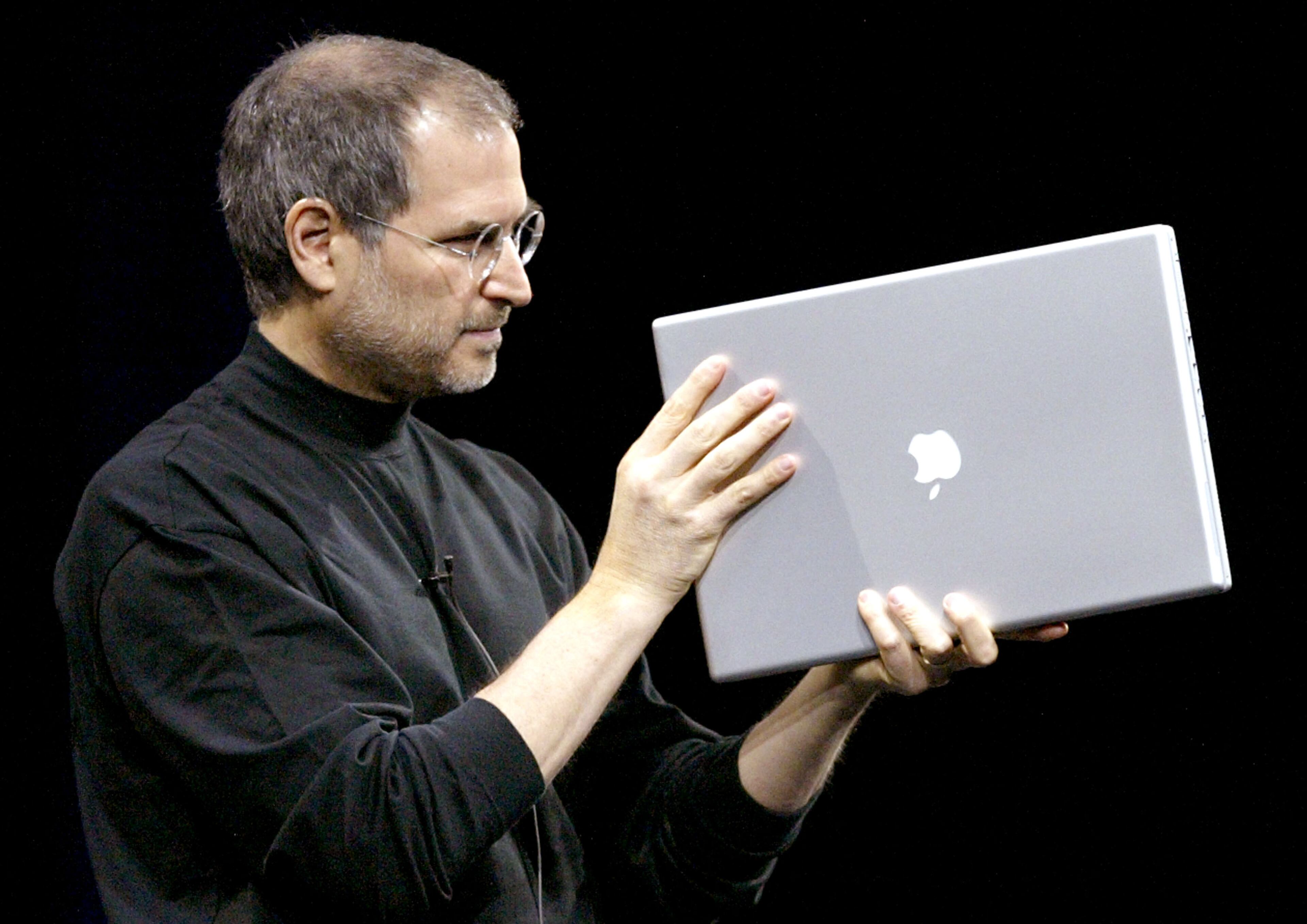Apple CEO Steve Jobs shows off the new 17-inch Powerbook G4 while delivering the keynote address at Macworld January 7, 2003 in San Francisco. Along with the new 17-inch powerbook, Jobs also announced a 12-inch version as well as several new software updates. (Photo by Justin Sullivan/Getty Images)