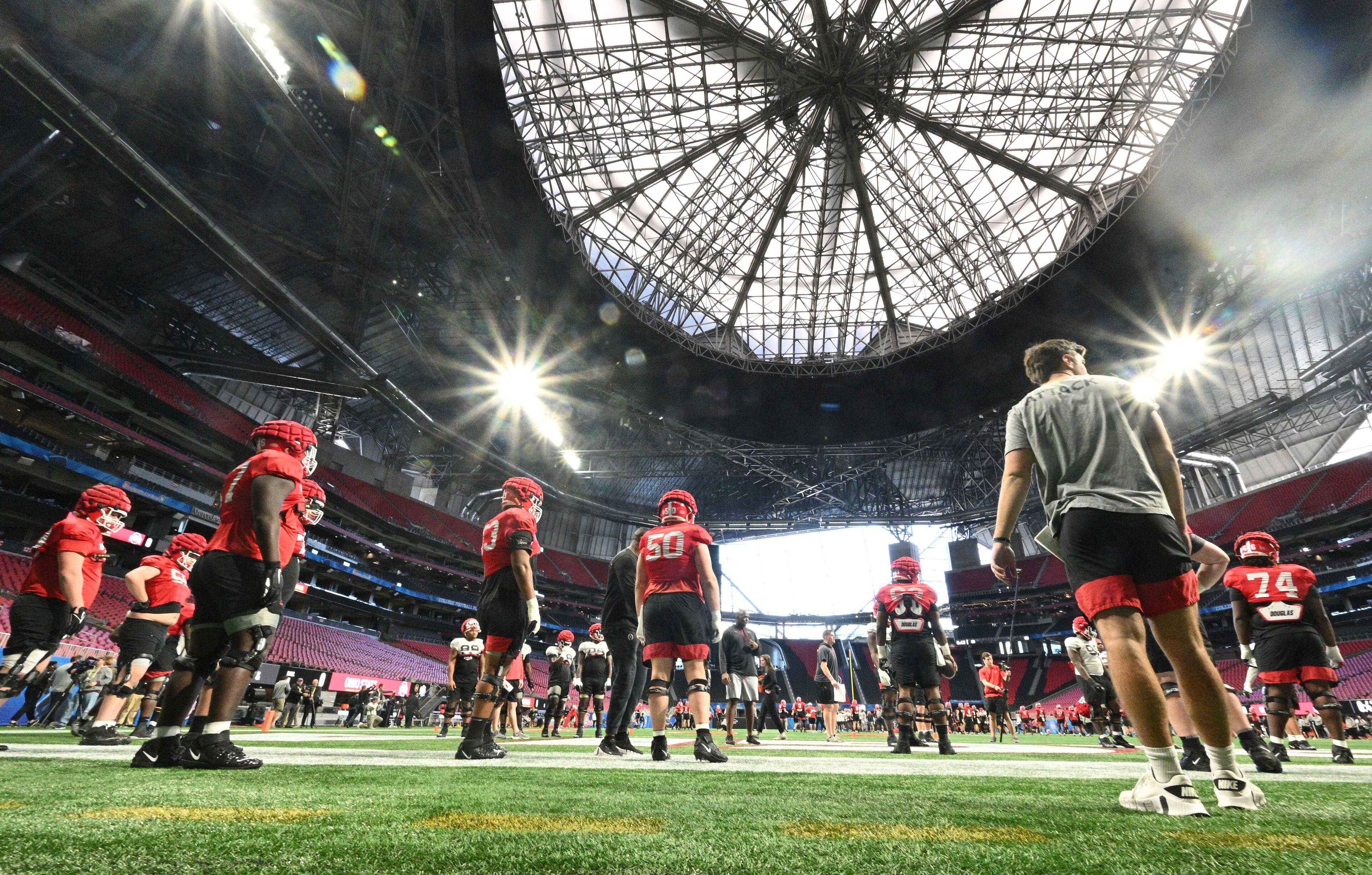 Georgia players run through drills at Mercedes-Benz Stadium. (Hyosub Shin / Hyosub.Shin@ajc.com)