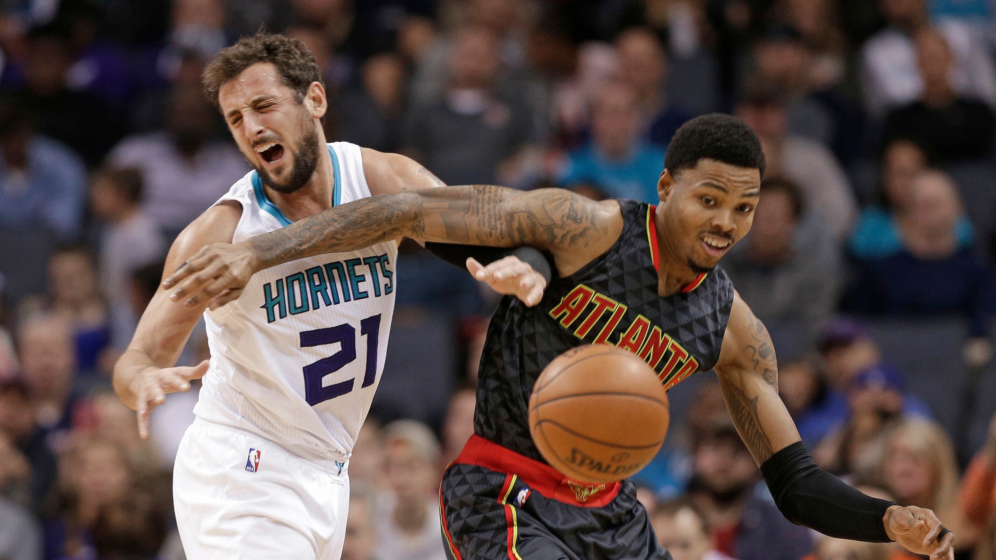 Charlotte Hornets’ Marco Belinelli (21) collides with Atlanta Hawks’ Kent Bazemore (24) as they chase a loose ball in the first half of an NBA basketball game in Charlotte, N.C., Friday, Nov. 18, 2016. (AP Photo/Chuck Burton)